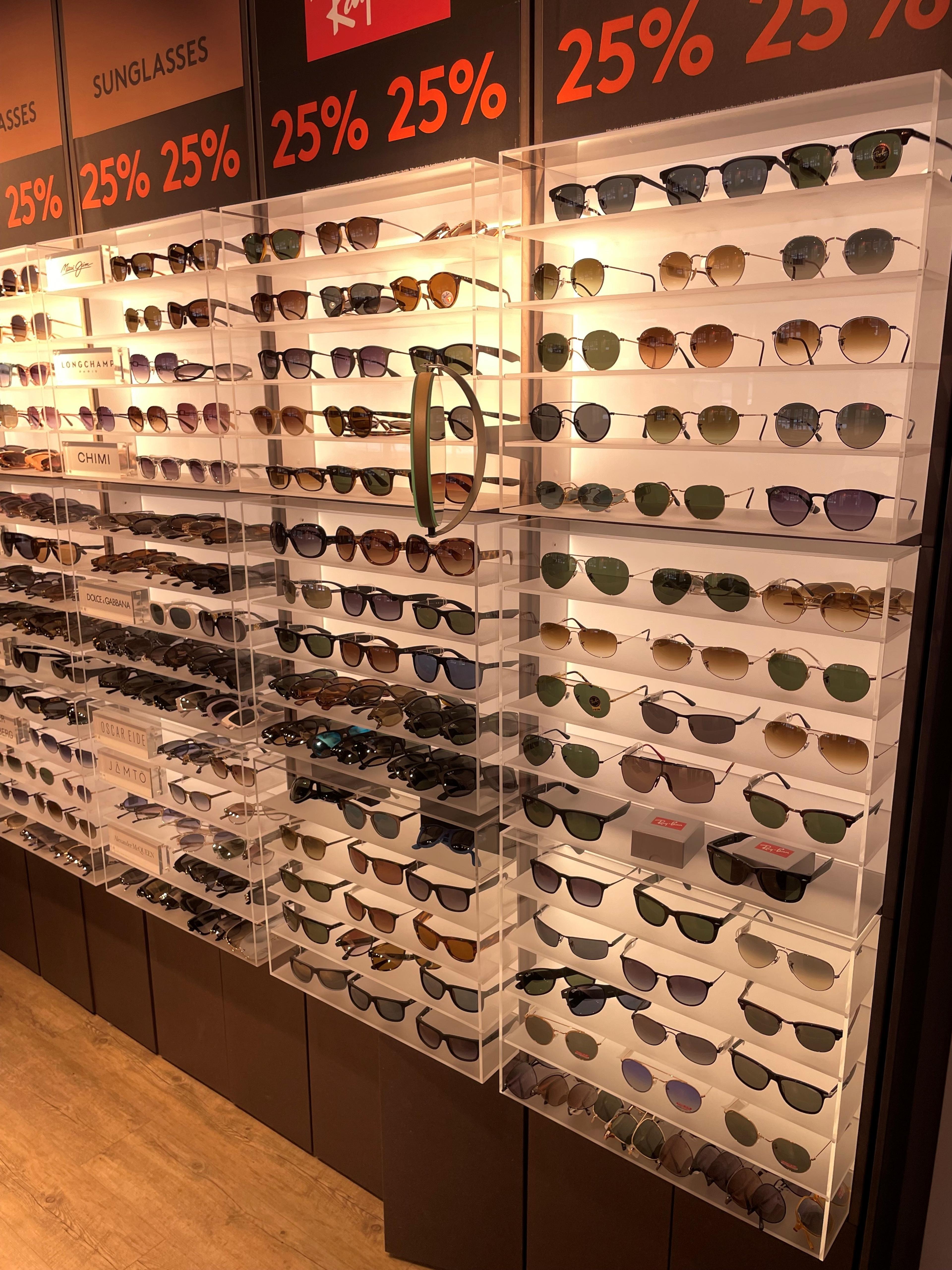 Solbriller på stativ