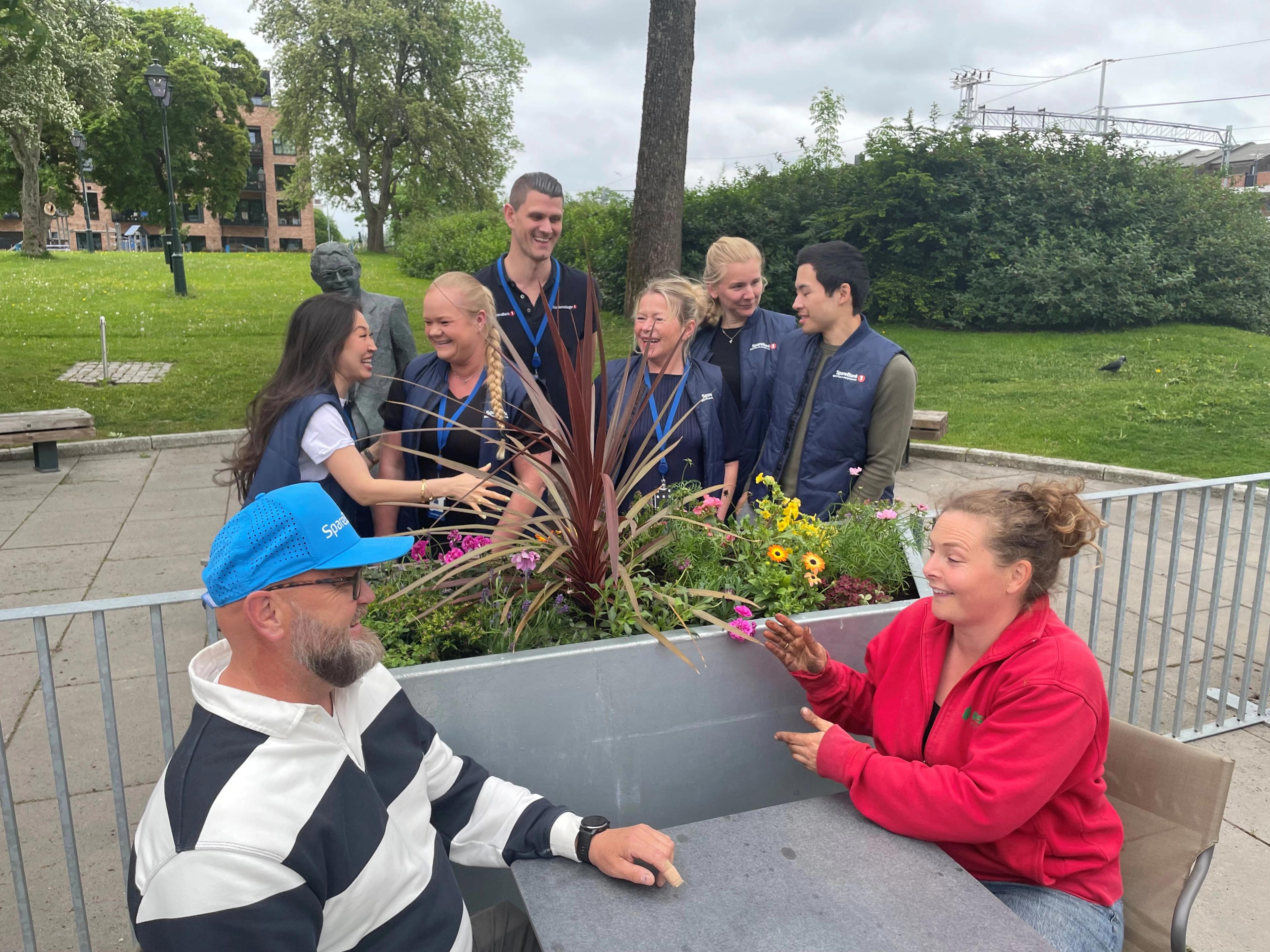 To mennesker ved et bord og seks som står bak.​​​​‌﻿‍﻿​‍​‍‌‍﻿﻿‌﻿​‍‌‍‍‌‌‍‌﻿‌‍‍‌‌‍﻿‍​‍​‍​﻿‍‍​‍​‍‌﻿​﻿‌‍​‌‌‍﻿‍‌‍‍‌‌﻿‌​‌﻿‍‌​‍﻿‍‌‍‍‌‌‍﻿﻿​‍​‍​‍﻿​​‍​‍‌‍‍​‌﻿​‍‌‍‌‌‌‍‌‍​‍​‍​﻿‍‍​‍​‍‌‍‍​‌﻿‌​‌﻿‌​‌﻿​​​﻿‍‍​‍﻿﻿​‍﻿﻿‌‍﻿​‌‍﻿﻿‌‍​﻿‌‍​‌‌‍﻿​‌‍‍​‌‍﻿﻿‌﻿​﻿‌﻿‌​​﻿‍‍​﻿​﻿​﻿​﻿​﻿​﻿​﻿​﻿​‍﻿﻿‌‍‍‌‌‍﻿‍‌﻿‌​‌‍‌‌‌‍﻿‍‌﻿‌​​‍﻿﻿‌‍‌‌‌‍‌​‌‍‍‌‌﻿‌​​‍﻿﻿‌‍﻿‌‌‍﻿﻿‌‍‌​‌‍‌‌​﻿﻿‌‌﻿​​‌﻿​‍‌‍‌‌‌﻿​﻿‌‍‌‌‌‍﻿‍‌﻿‌​‌‍​‌‌﻿‌​‌‍‍‌‌‍﻿﻿‌‍﻿‍​﻿‍﻿‌‍‍‌‌‍‌​​﻿﻿‌​﻿‌​​﻿‌‍‌‍‌‍​﻿​‍​﻿‍‌‌‍‌‍‌‍‌​​﻿‌‍​‍﻿‌​﻿‌‌​﻿‍​​﻿‌‍​﻿‍​​‍﻿‌​﻿‌​​﻿​‍​﻿‌‌‌‍​﻿​‍﻿‌​﻿‍​​﻿‌‍‌‍​﻿​﻿‍​​‍﻿‌​﻿‌﻿‌‍‌​‌‍‌‍​﻿​‌‌‍‌​​﻿​﻿​﻿​​‌‍‌‌‌‍‌‌‌‍​‌​﻿​﻿‌‍​‍​﻿‍﻿‌﻿‌​‌﻿‍‌‌﻿​​‌‍‌‌​﻿﻿‌‌﻿​​‌‍﻿﻿‌﻿​﻿‌﻿‌​​﻿‍﻿‌﻿​​‌‍​‌‌﻿‌​‌‍‍​​﻿﻿‌‌‍​‍‌‍﻿﻿‌‍‌​‌﻿‍‌​‍‌‌​﻿‌‌‌​​‍‌‌﻿﻿‌‍‍﻿‌‍‌‌‌﻿‍‌​‍‌‌​﻿​﻿‌​‌​​‍‌‌​﻿​﻿‌​‌​​‍‌‌​﻿​‍​﻿​‍​﻿​‌‌‍​﻿​﻿‌﻿​﻿​﻿​﻿‌﻿​﻿‌﻿‌‍‌​‌‍​﻿​﻿‍‌‌‍​‍​﻿‌​​﻿​‍​‍‌‌​﻿​‍​﻿​‍​‍‌‌​﻿‌‌‌​‌​​‍﻿‍‌‍​‌‌‍﻿​‌﻿‌​​﻿﻿﻿‌‍​‍‌‍​‌‌﻿​﻿‌‍‌‌‌‌‌‌‌﻿​‍‌‍﻿​​﻿﻿‌‌‍‍​‌﻿‌​‌﻿‌​‌﻿​​​‍‌‌​﻿​﻿‌​​‌​‍‌‌​﻿​‍‌​‌‍​‍‌‌​﻿​‍‌​‌‍‌‍﻿​‌‍﻿﻿‌‍​﻿‌‍​‌‌‍﻿​‌‍‍​‌‍﻿﻿‌﻿​﻿‌﻿‌​​‍‌‌​﻿​﻿‌​​‌​﻿​﻿​﻿​﻿​﻿​﻿​﻿​﻿​‍‌‍‌‍‍‌‌‍‌​​﻿﻿‌​﻿‌​​﻿‌‍‌‍‌‍​﻿​‍​﻿‍‌‌‍‌‍‌‍‌​​﻿‌‍​‍﻿‌​﻿‌‌​﻿‍​​﻿‌‍​﻿‍​​‍﻿‌​﻿‌​​﻿​‍​﻿‌‌‌‍​﻿​‍﻿‌​﻿‍​​﻿‌‍‌‍​﻿​﻿‍​​‍﻿‌​﻿‌﻿‌‍‌​‌‍‌‍​﻿​‌‌‍‌​​﻿​﻿​﻿​​‌‍‌‌‌‍‌‌‌‍​‌​﻿​﻿‌‍​‍​‍‌‍‌﻿‌​‌﻿‍‌‌﻿​​‌‍‌‌​﻿﻿‌‌﻿​​‌‍﻿﻿‌﻿​﻿‌﻿‌​​‍‌‍‌﻿​​‌‍​‌‌﻿‌​‌‍‍​​﻿﻿‌‌‍​‍‌‍﻿﻿‌‍‌​‌﻿‍‌​‍‌‌​﻿‌‌‌​​‍‌‌﻿﻿‌‍‍﻿‌‍‌‌‌﻿‍‌​‍‌‌​﻿​﻿‌​‌​​‍‌‌​﻿​﻿‌​‌​​‍‌‌​﻿​‍​﻿​‍​﻿​‌‌‍​﻿​﻿‌﻿​﻿​﻿​﻿‌﻿​﻿‌﻿‌‍‌​‌‍​﻿​﻿‍‌‌‍​‍​﻿‌​​﻿​‍​‍‌‌​﻿​‍​﻿​‍​‍‌‌​﻿‌‌‌​‌​​‍﻿‍‌‍​‌‌‍﻿​‌﻿‌​​‍‌‍‌﻿​​‌‍‌‌‌﻿​‍‌﻿​﻿‌﻿​​‌‍‌‌‌‍​﻿‌﻿‌​‌‍‍‌‌﻿‌‍‌‍‌‌​﻿﻿‌‌﻿​​‌﻿‌‌‌‍​‍‌‍﻿​‌‍‍‌‌﻿​﻿‌‍‍​‌‍‌‌‌‍‌​​‍​‍‌﻿﻿‌