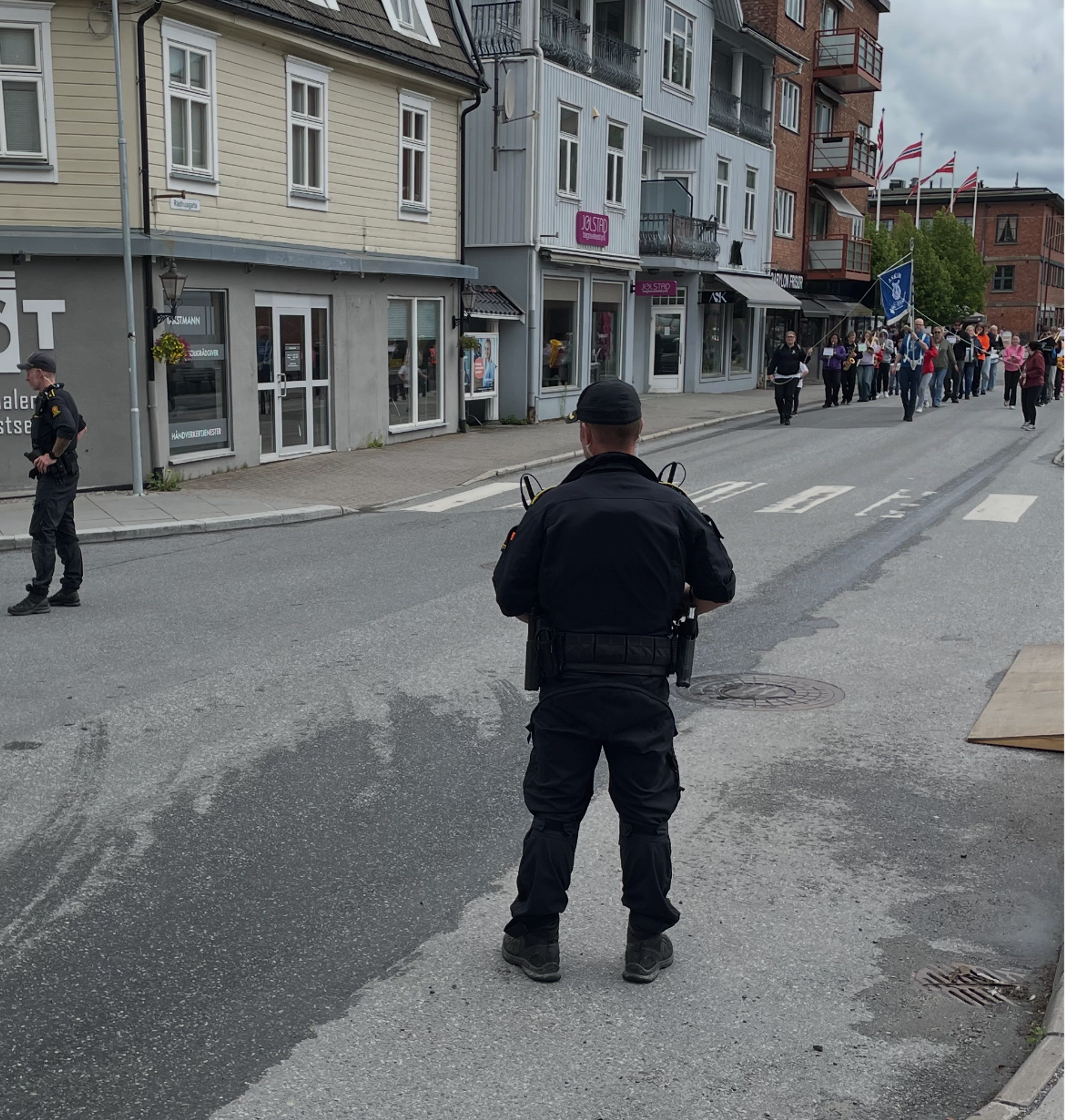 En politi mann i gata