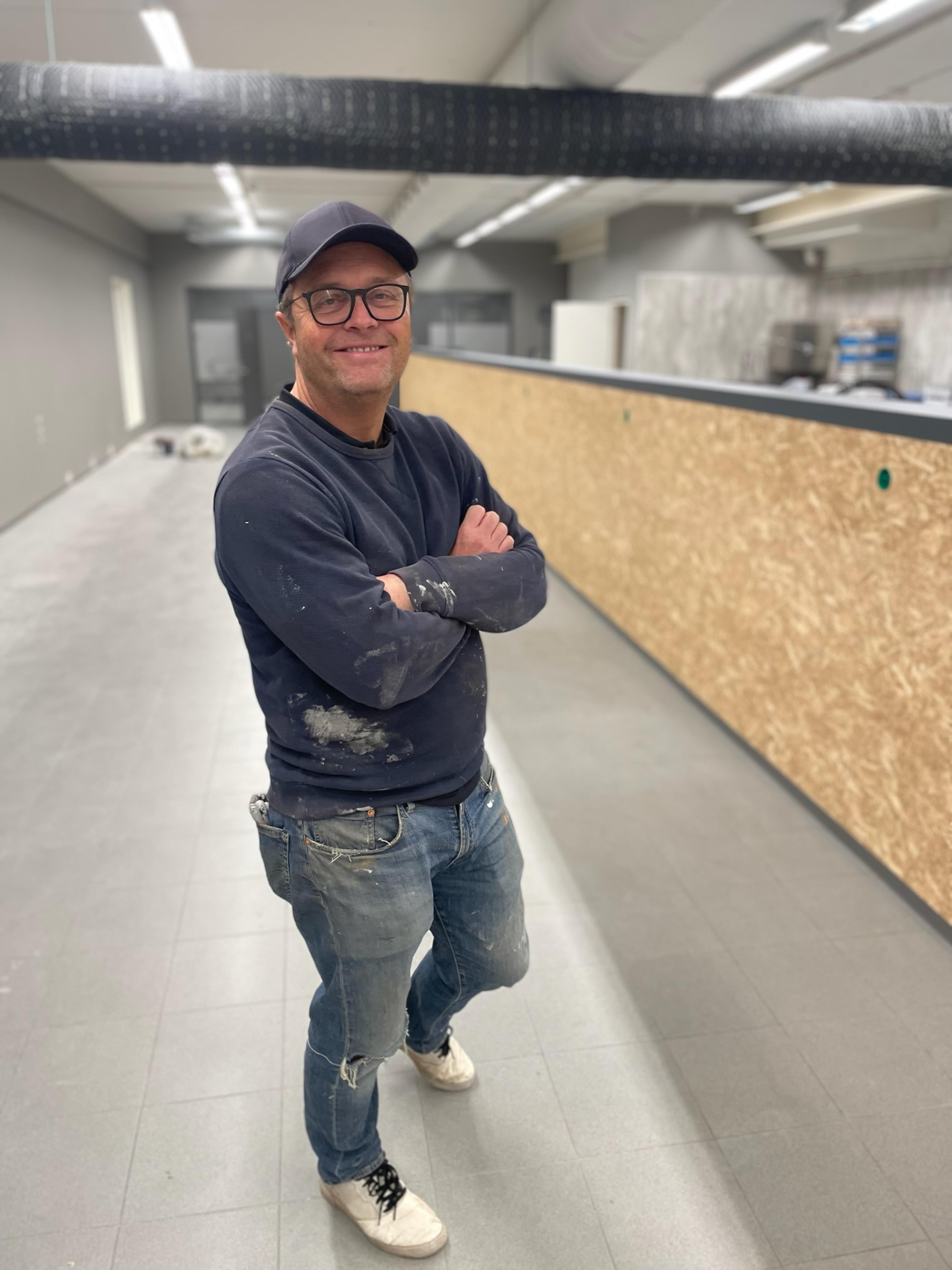 Mann med arbeidsklær