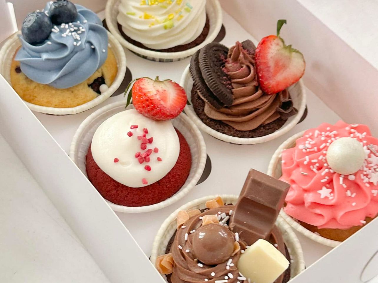 masse fargerike muffins