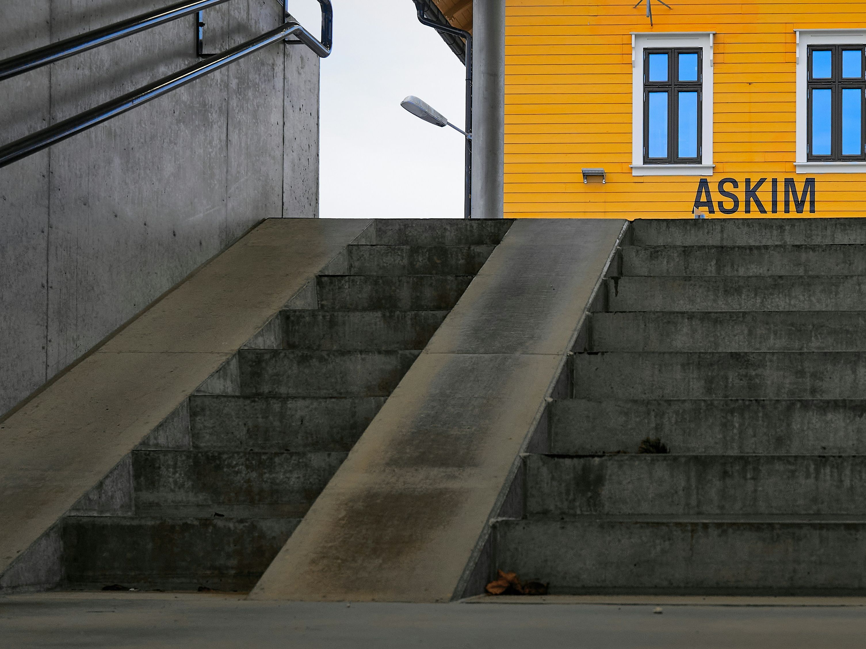 Trapp som leder opp til Askim stasjon.