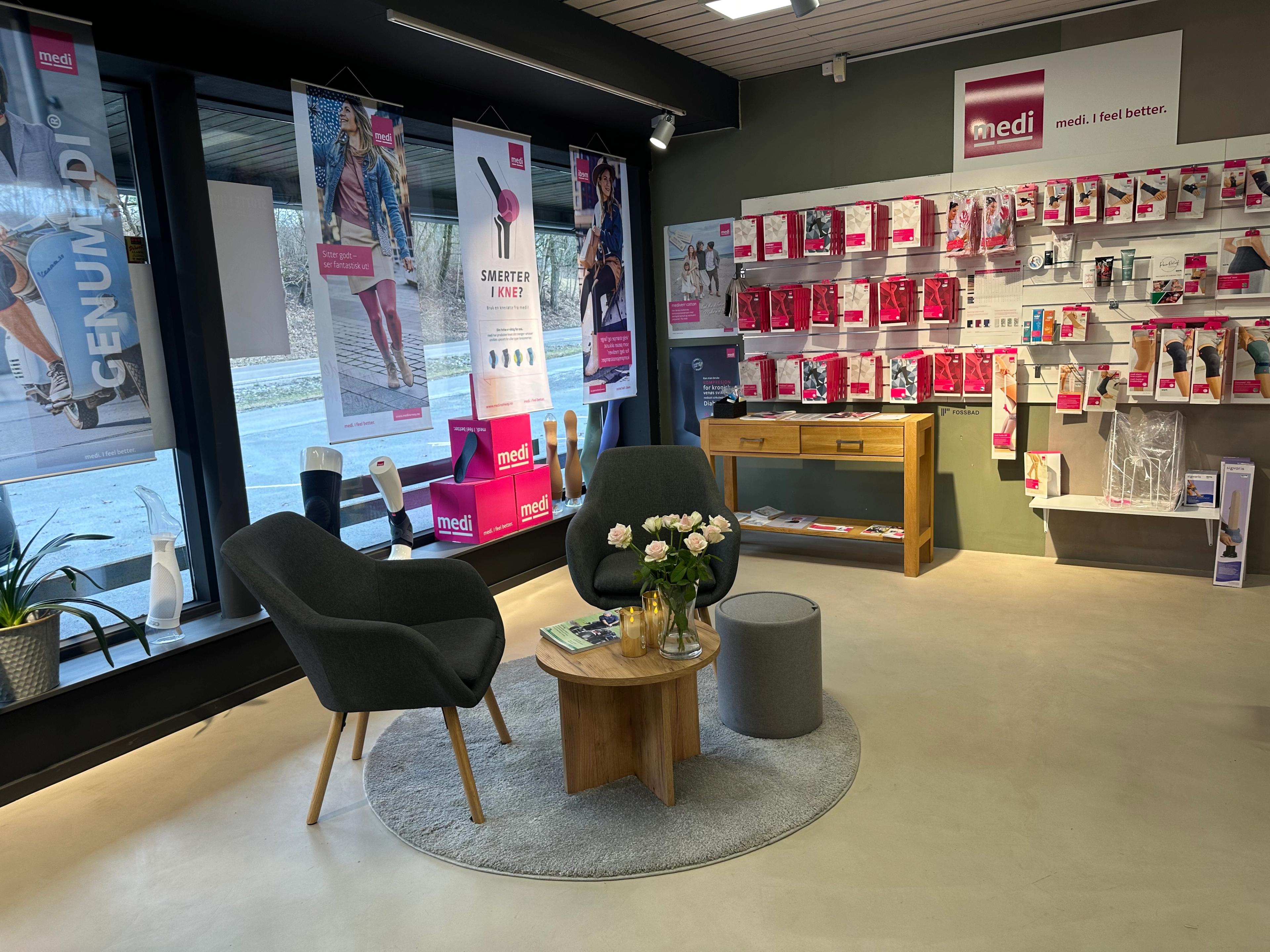 to stoler og et bord