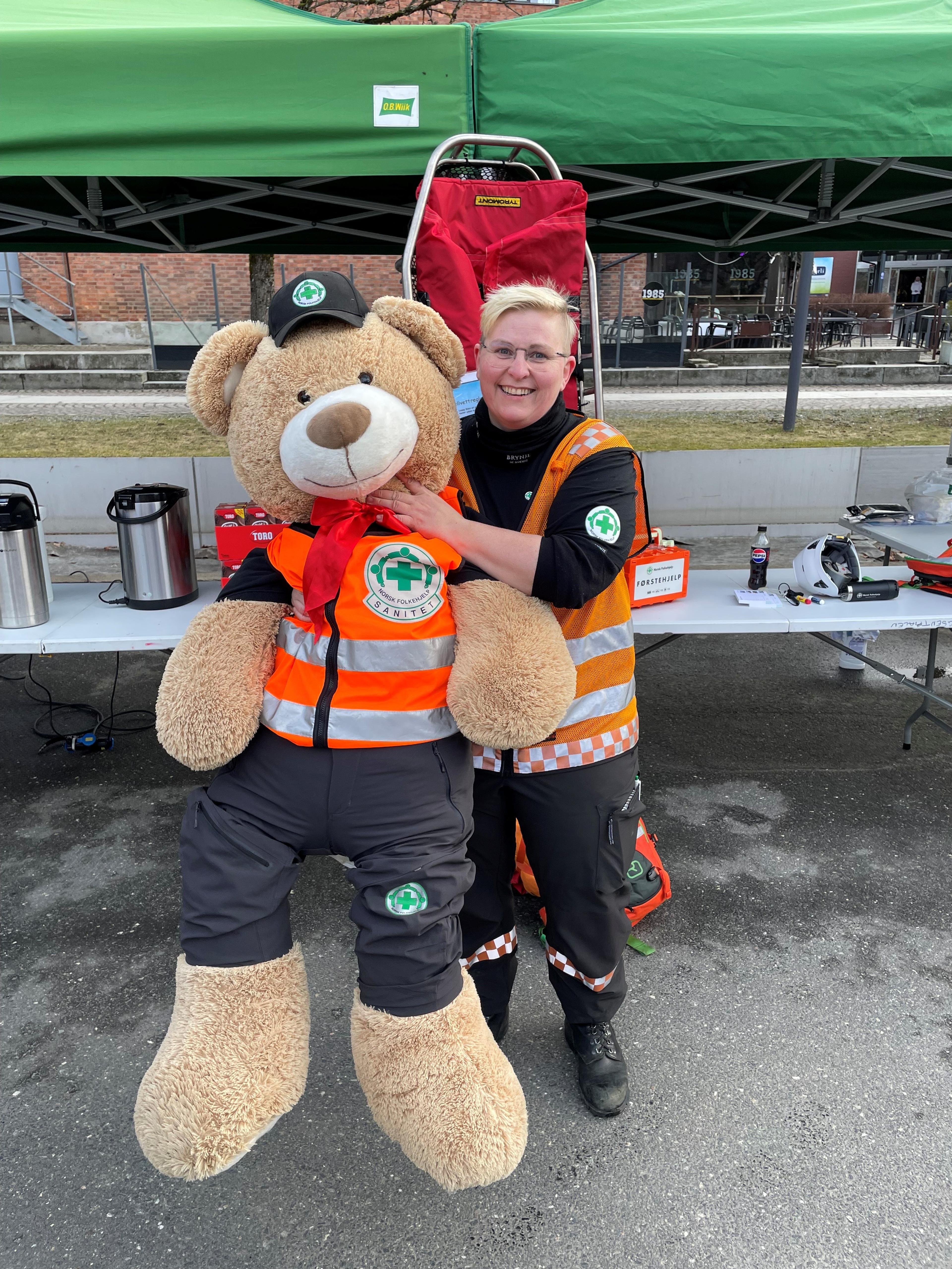 En dame med en svær bamse