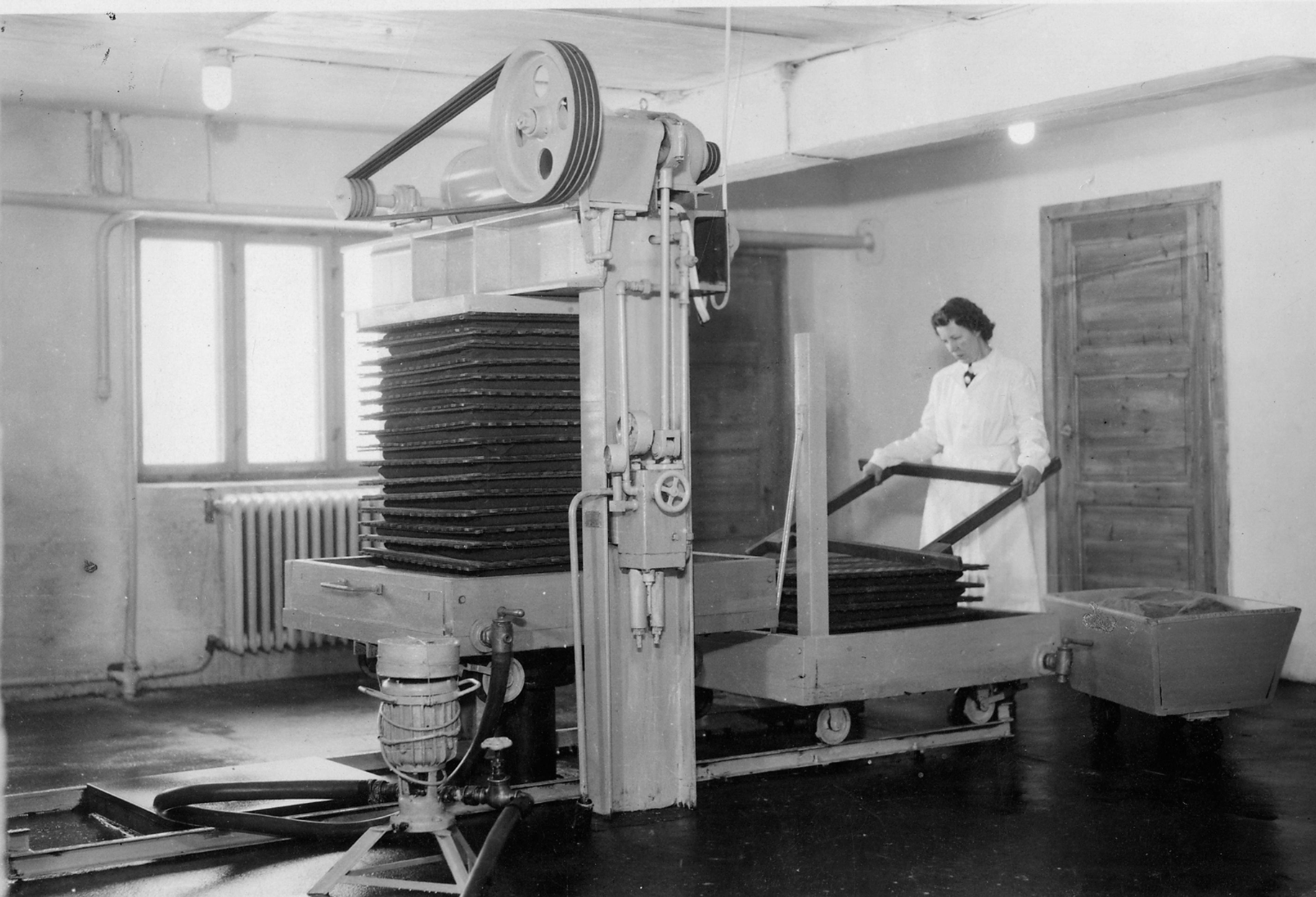 En dame ved en gammel maskin​​​​‌﻿‍﻿​‍​‍‌‍﻿﻿‌﻿​‍‌‍‍‌‌‍‌﻿‌‍‍‌‌‍﻿‍​‍​‍​﻿‍‍​‍​‍‌﻿​﻿‌‍​‌‌‍﻿‍‌‍‍‌‌﻿‌​‌﻿‍‌​‍﻿‍‌‍‍‌‌‍﻿﻿​‍​‍​‍﻿​​‍​‍‌‍‍​‌﻿​‍‌‍‌‌‌‍‌‍​‍​‍​﻿‍‍​‍​‍‌‍‍​‌﻿‌​‌﻿‌​‌﻿​​​﻿‍‍​‍﻿﻿​‍﻿﻿‌‍﻿​‌‍﻿﻿‌‍​﻿‌‍​‌‌‍﻿​‌‍‍​‌‍﻿﻿‌﻿​﻿‌﻿‌​​﻿‍‍​﻿​﻿​﻿​﻿​﻿​﻿​﻿​﻿​‍﻿﻿‌‍‍‌‌‍﻿‍‌﻿‌​‌‍‌‌‌‍﻿‍‌﻿‌​​‍﻿﻿‌‍‌‌‌‍‌​‌‍‍‌‌﻿‌​​‍﻿﻿‌‍﻿‌‌‍﻿﻿‌‍‌​‌‍‌‌​﻿﻿‌‌﻿​​‌﻿​‍‌‍‌‌‌﻿​﻿‌‍‌‌‌‍﻿‍‌﻿‌​‌‍​‌‌﻿‌​‌‍‍‌‌‍﻿﻿‌‍﻿‍​﻿‍﻿‌‍‍‌‌‍‌​​﻿﻿‌‌‍​‌‌‍‌​‌‍‌‍​﻿‌​‌‍‌‌‌‍​‍​﻿​‌​﻿‌​​‍﻿‌​﻿‌‌‌‍‌‍​﻿​‌‌‍​‍​‍﻿‌​﻿‌​‌‍‌‍​﻿​​‌‍‌‍​‍﻿‌‌‍​‍‌‍​‍‌‍‌‌​﻿‍​​‍﻿‌‌‍‌‍​﻿‍‌​﻿‌​​﻿‍​​﻿‌​‌‍​‌​﻿‌​‌‍‌‍‌‍‌‍​﻿​‍‌‍​﻿​﻿‌‍​﻿‍﻿‌﻿‌​‌﻿‍‌‌﻿​​‌‍‌‌​﻿﻿‌‌﻿​​‌‍﻿﻿‌﻿​﻿‌﻿‌​​﻿‍﻿‌﻿​​‌‍​‌‌﻿‌​‌‍‍​​﻿﻿‌‌‍​‍‌‍﻿﻿‌‍‌​‌﻿‍‌​‍‌‌​﻿‌‌‌​​‍‌‌﻿﻿‌‍‍﻿‌‍‌‌‌﻿‍‌​‍‌‌​﻿​﻿‌​‌​​‍‌‌​﻿​﻿‌​‌​​‍‌‌​﻿​‍​﻿​‍​﻿‍​​﻿‍​​﻿​﻿​﻿‍​‌‍‌​‌‍​﻿​﻿​​​﻿‌‍​﻿​﻿‌‍​﻿‌‍‌‌​﻿‌‌​‍‌‌​﻿​‍​﻿​‍​‍‌‌​﻿‌‌‌​‌​​‍﻿‍‌‍​‌‌‍﻿​‌﻿‌​​﻿﻿﻿‌‍​‍‌‍​‌‌﻿​﻿‌‍‌‌‌‌‌‌‌﻿​‍‌‍﻿​​﻿﻿‌‌‍‍​‌﻿‌​‌﻿‌​‌﻿​​​‍‌‌​﻿​﻿‌​​‌​‍‌‌​﻿​‍‌​‌‍​‍‌‌​﻿​‍‌​‌‍‌‍﻿​‌‍﻿﻿‌‍​﻿‌‍​‌‌‍﻿​‌‍‍​‌‍﻿﻿‌﻿​﻿‌﻿‌​​‍‌‌​﻿​﻿‌​​‌​﻿​﻿​﻿​﻿​﻿​﻿​﻿​﻿​‍‌‍‌‍‍‌‌‍‌​​﻿﻿‌‌‍​‌‌‍‌​‌‍‌‍​﻿‌​‌‍‌‌‌‍​‍​﻿​‌​﻿‌​​‍﻿‌​﻿‌‌‌‍‌‍​﻿​‌‌‍​‍​‍﻿‌​﻿‌​‌‍‌‍​﻿​​‌‍‌‍​‍﻿‌‌‍​‍‌‍​‍‌‍‌‌​﻿‍​​‍﻿‌‌‍‌‍​﻿‍‌​﻿‌​​﻿‍​​﻿‌​‌‍​‌​﻿‌​‌‍‌‍‌‍‌‍​﻿​‍‌‍​﻿​﻿‌‍​‍‌‍‌﻿‌​‌﻿‍‌‌﻿​​‌‍‌‌​﻿﻿‌‌﻿​​‌‍﻿﻿‌﻿​﻿‌﻿‌​​‍‌‍‌﻿​​‌‍​‌‌﻿‌​‌‍‍​​﻿﻿‌‌‍​‍‌‍﻿﻿‌‍‌​‌﻿‍‌​‍‌‌​﻿‌‌‌​​‍‌‌﻿﻿‌‍‍﻿‌‍‌‌‌﻿‍‌​‍‌‌​﻿​﻿‌​‌​​‍‌‌​﻿​﻿‌​‌​​‍‌‌​﻿​‍​﻿​‍​﻿‍​​﻿‍​​﻿​﻿​﻿‍​‌‍‌​‌‍​﻿​﻿​​​﻿‌‍​﻿​﻿‌‍​﻿‌‍‌‌​﻿‌‌​‍‌‌​﻿​‍​﻿​‍​‍‌‌​﻿‌‌‌​‌​​‍﻿‍‌‍​‌‌‍﻿​‌﻿‌​​‍‌‍‌﻿​​‌‍‌‌‌﻿​‍‌﻿​﻿‌﻿​​‌‍‌‌‌‍​﻿‌﻿‌​‌‍‍‌‌﻿‌‍‌‍‌‌​﻿﻿‌‌﻿​​‌﻿‌‌‌‍​‍‌‍﻿​‌‍‍‌‌﻿​﻿‌‍‍​‌‍‌‌‌‍‌​​‍​‍‌﻿﻿‌