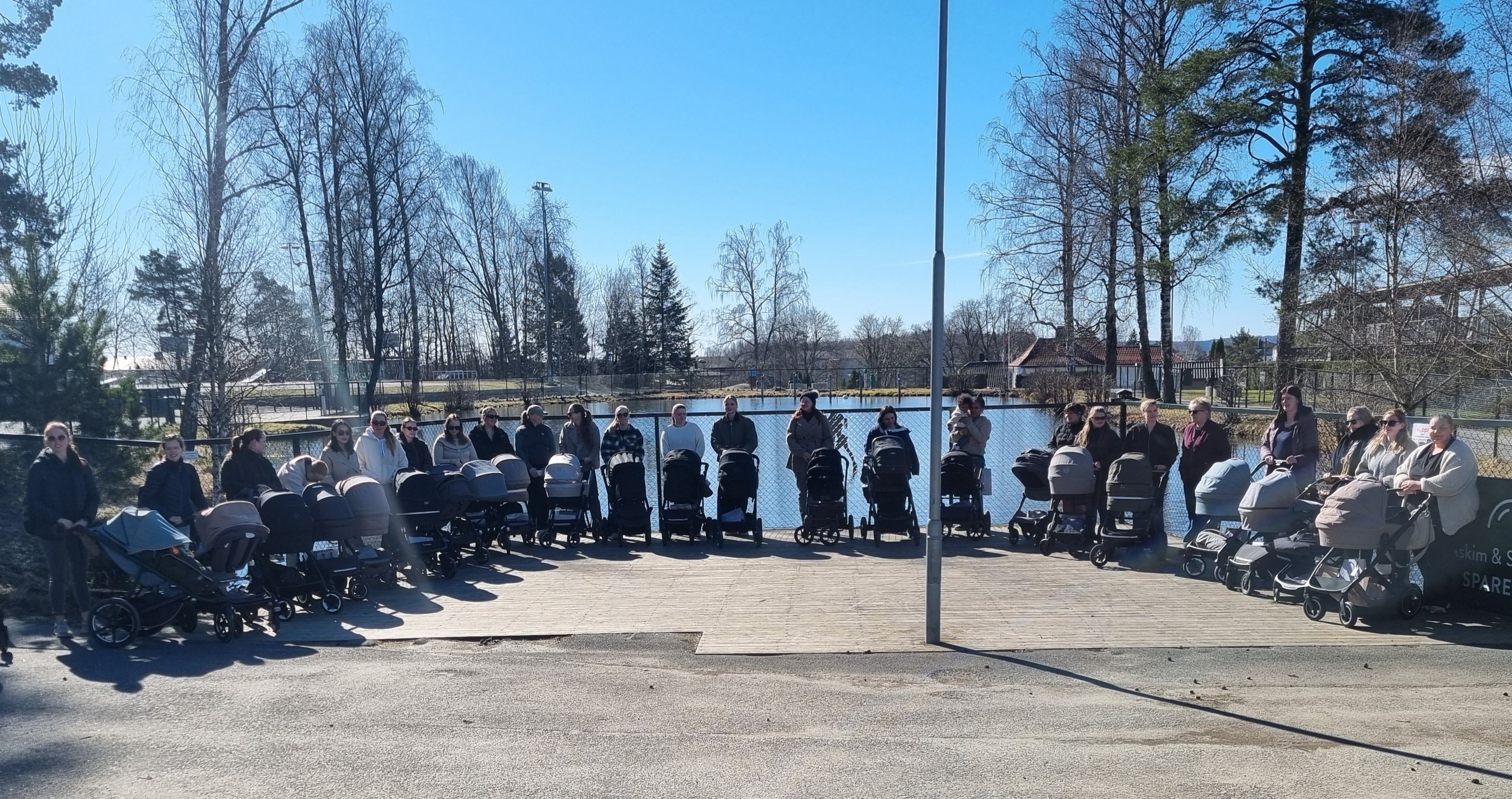 En rad med foreldre og barnevogner