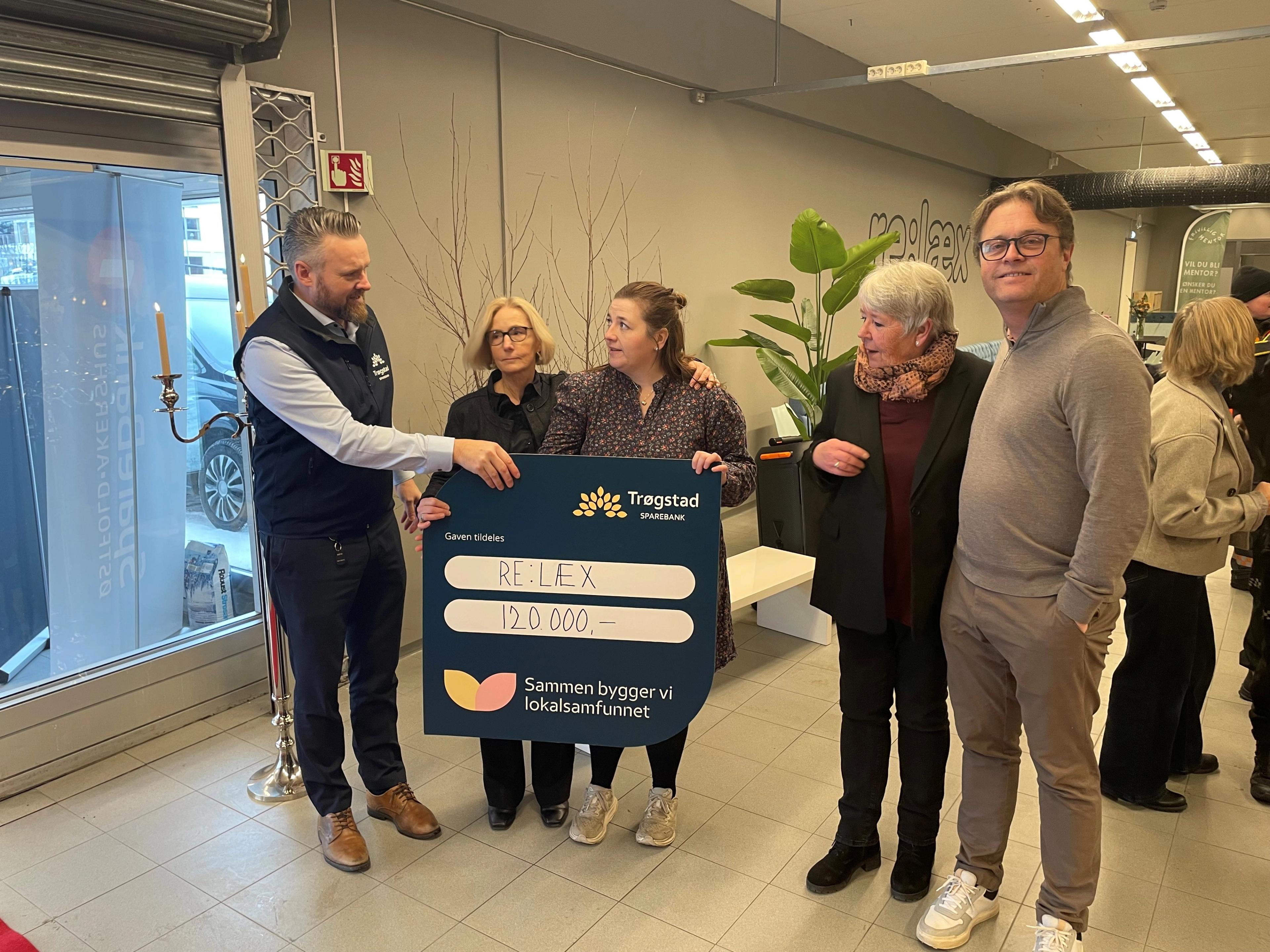 Mann som overbringer en sjekk