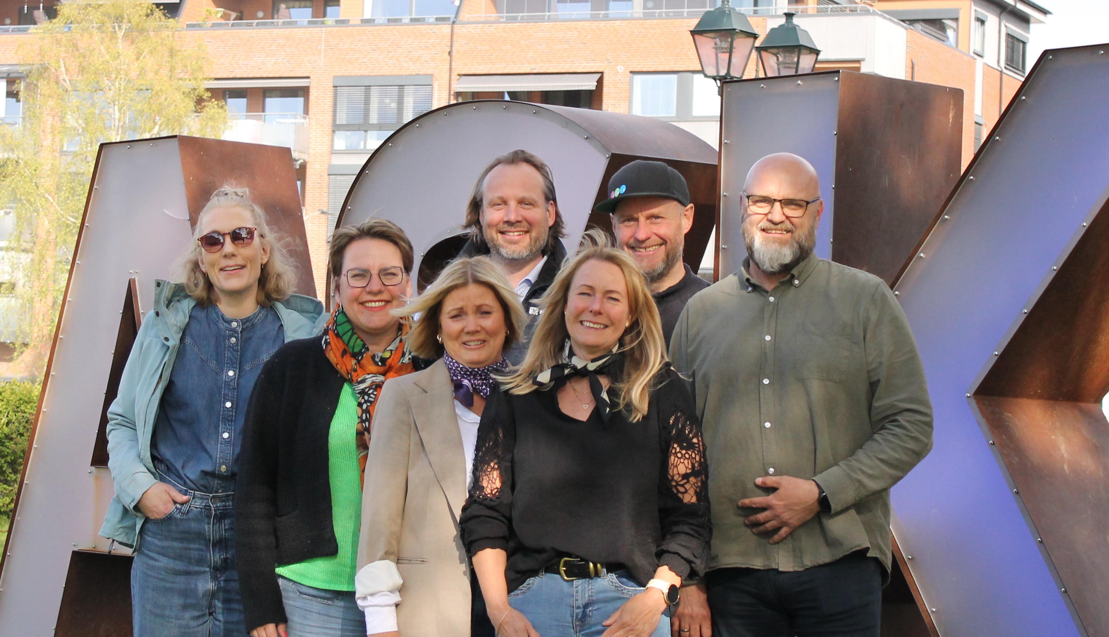 En glad gjeng i parken.