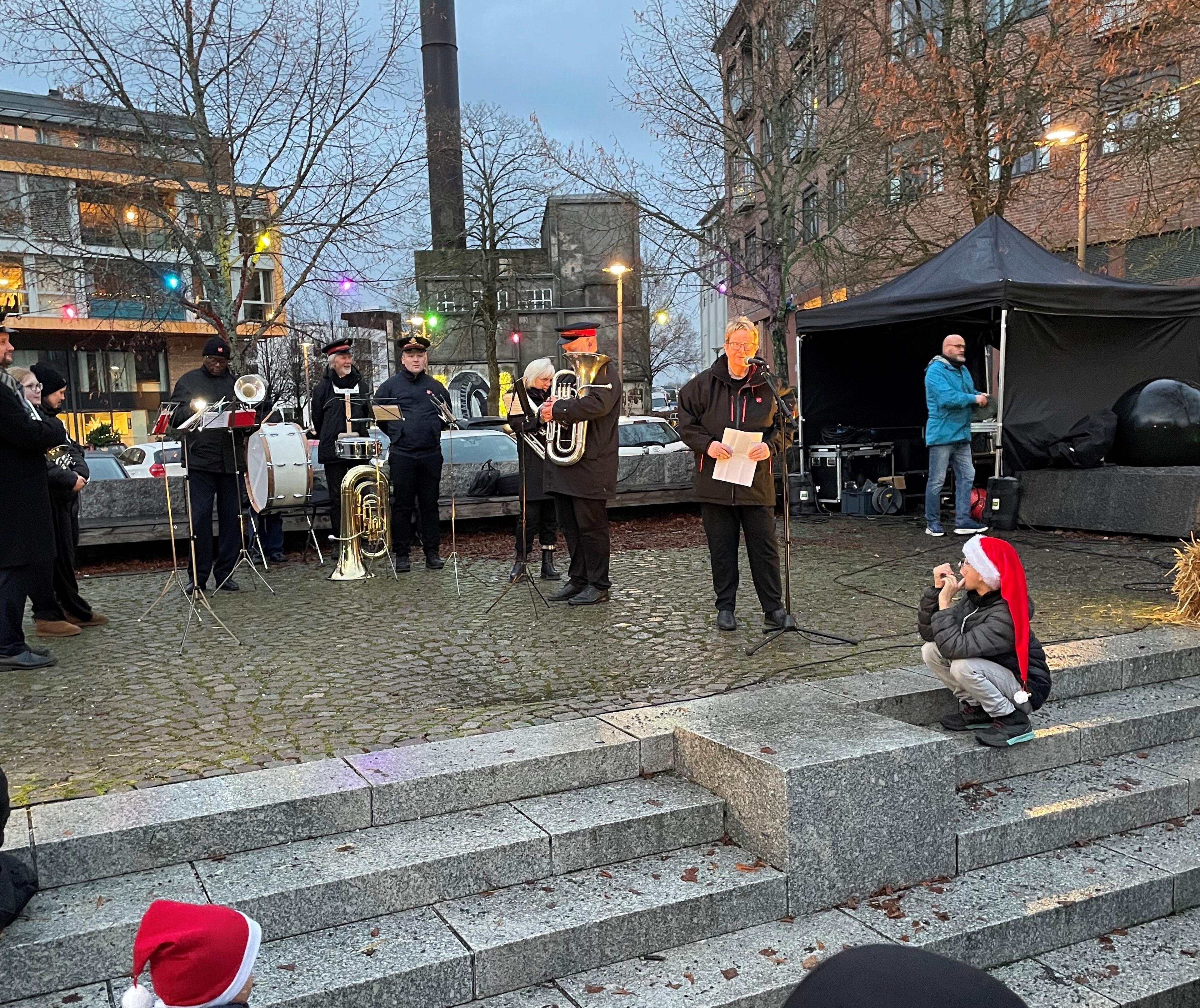 Dame og korps på scenen