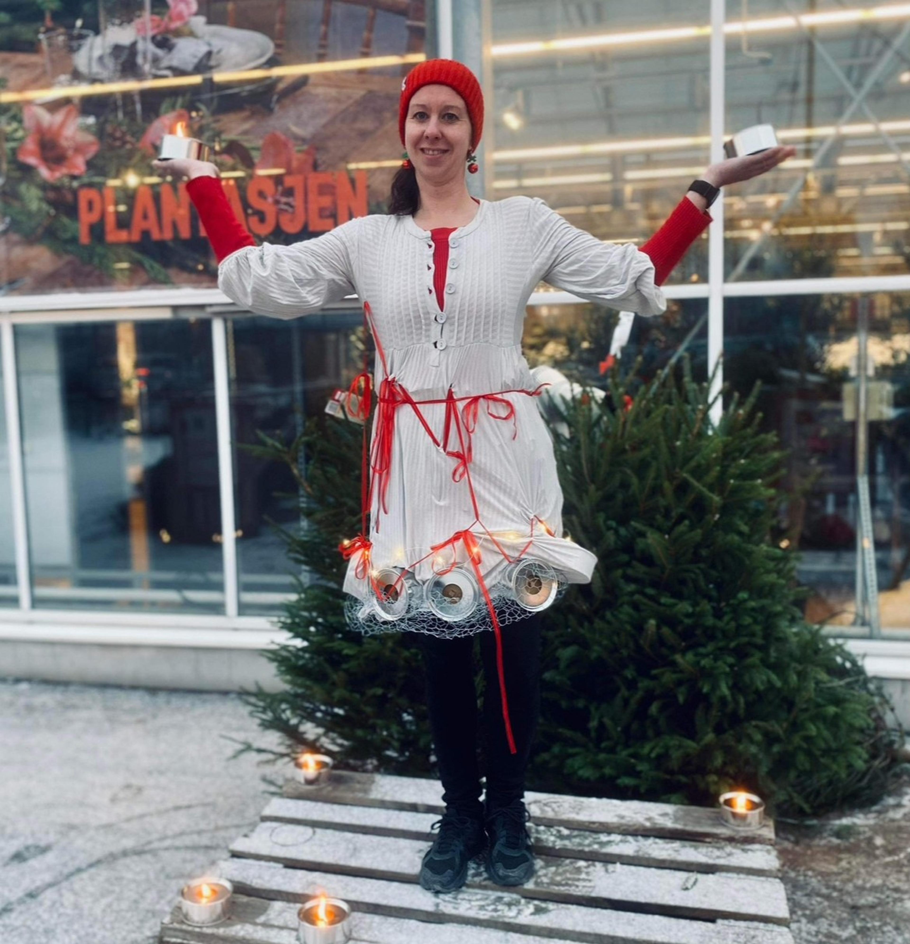 Dame med nisselue og fakler