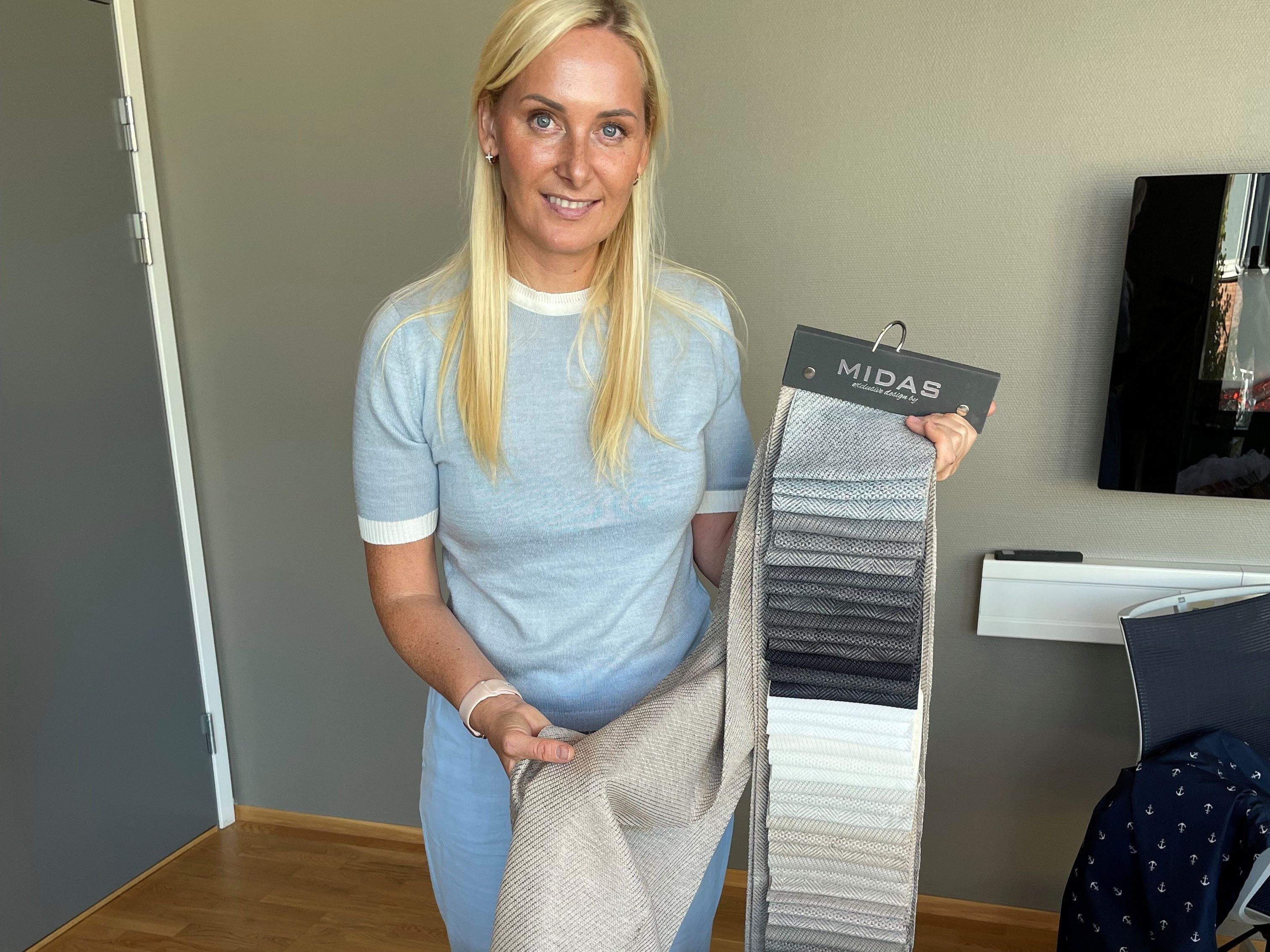 dame med forskjellige gardin prøver