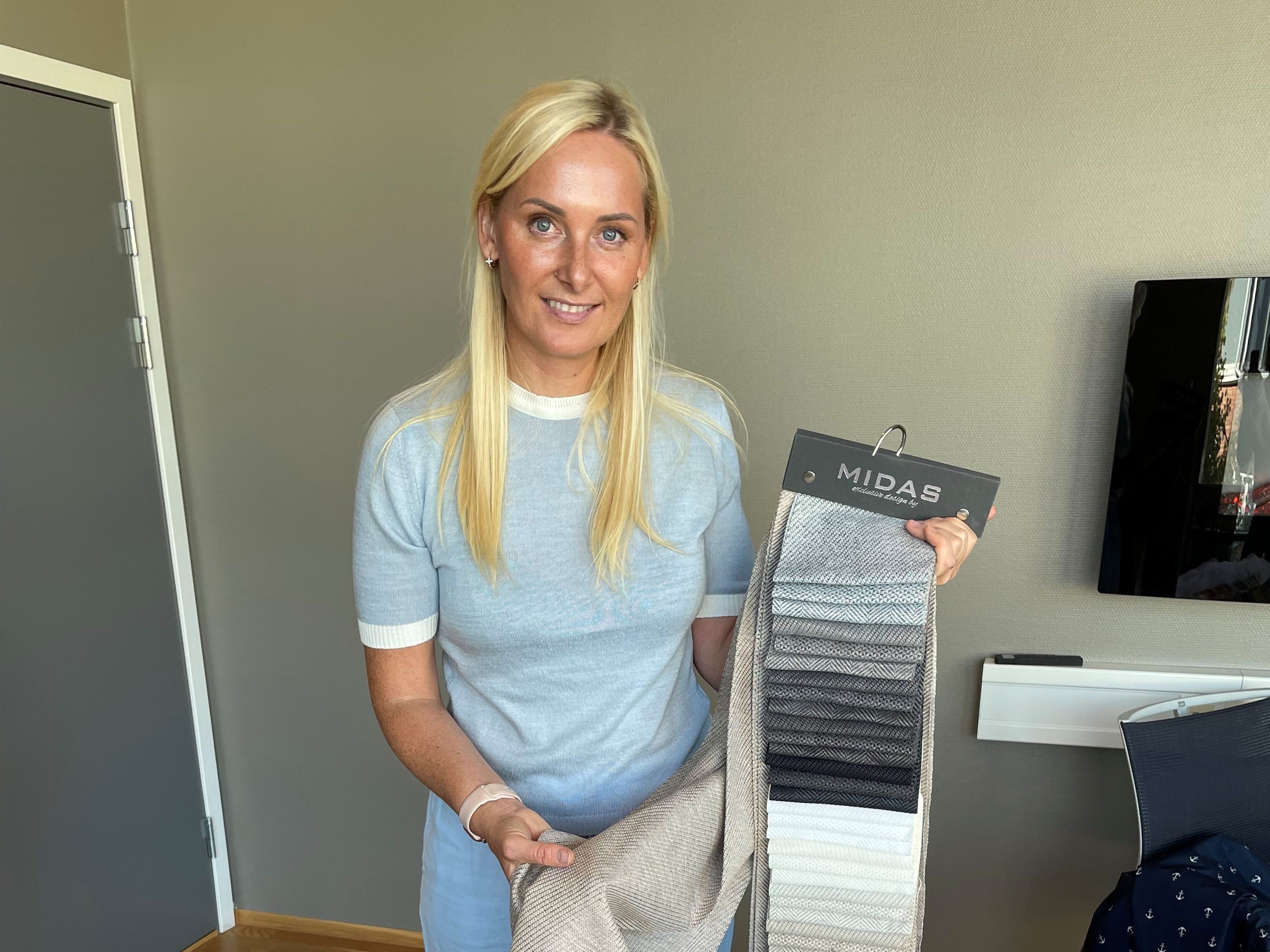 Dame med blå genser