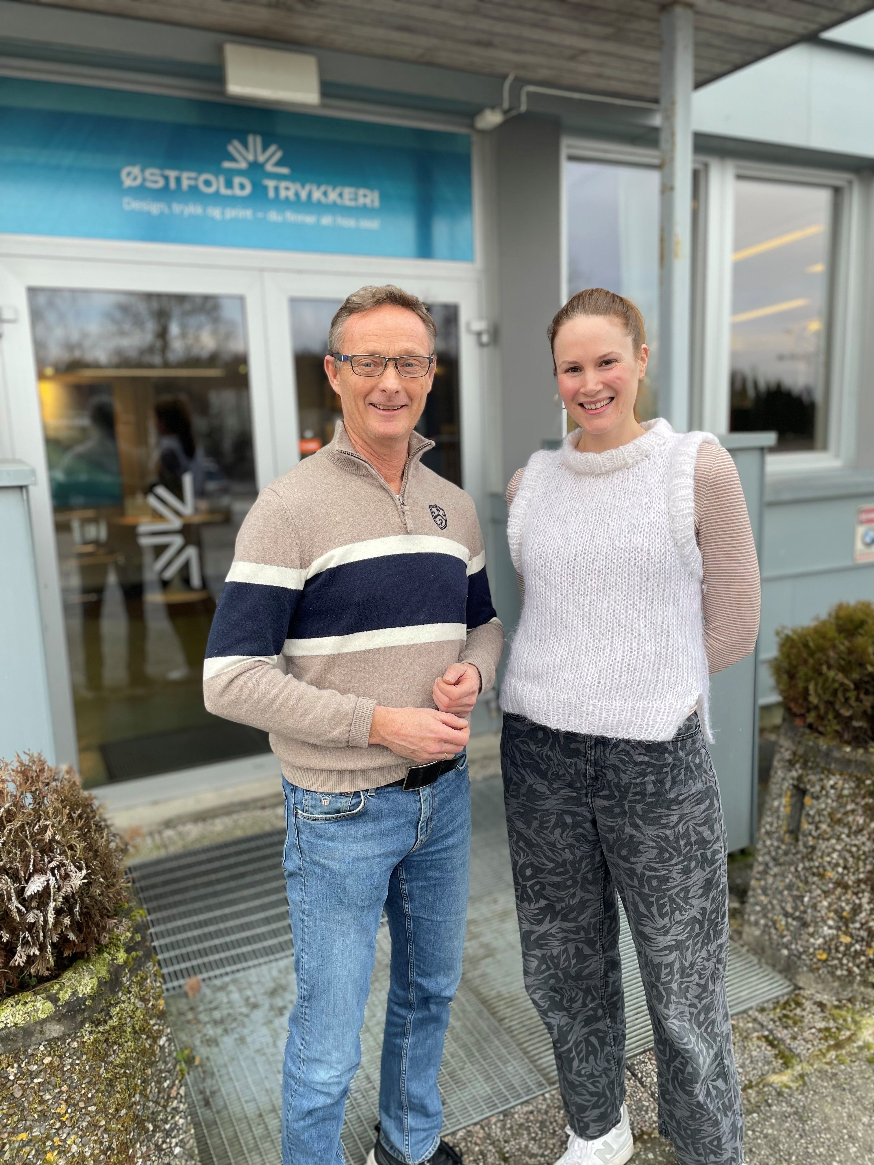 Mann og dame foran dør