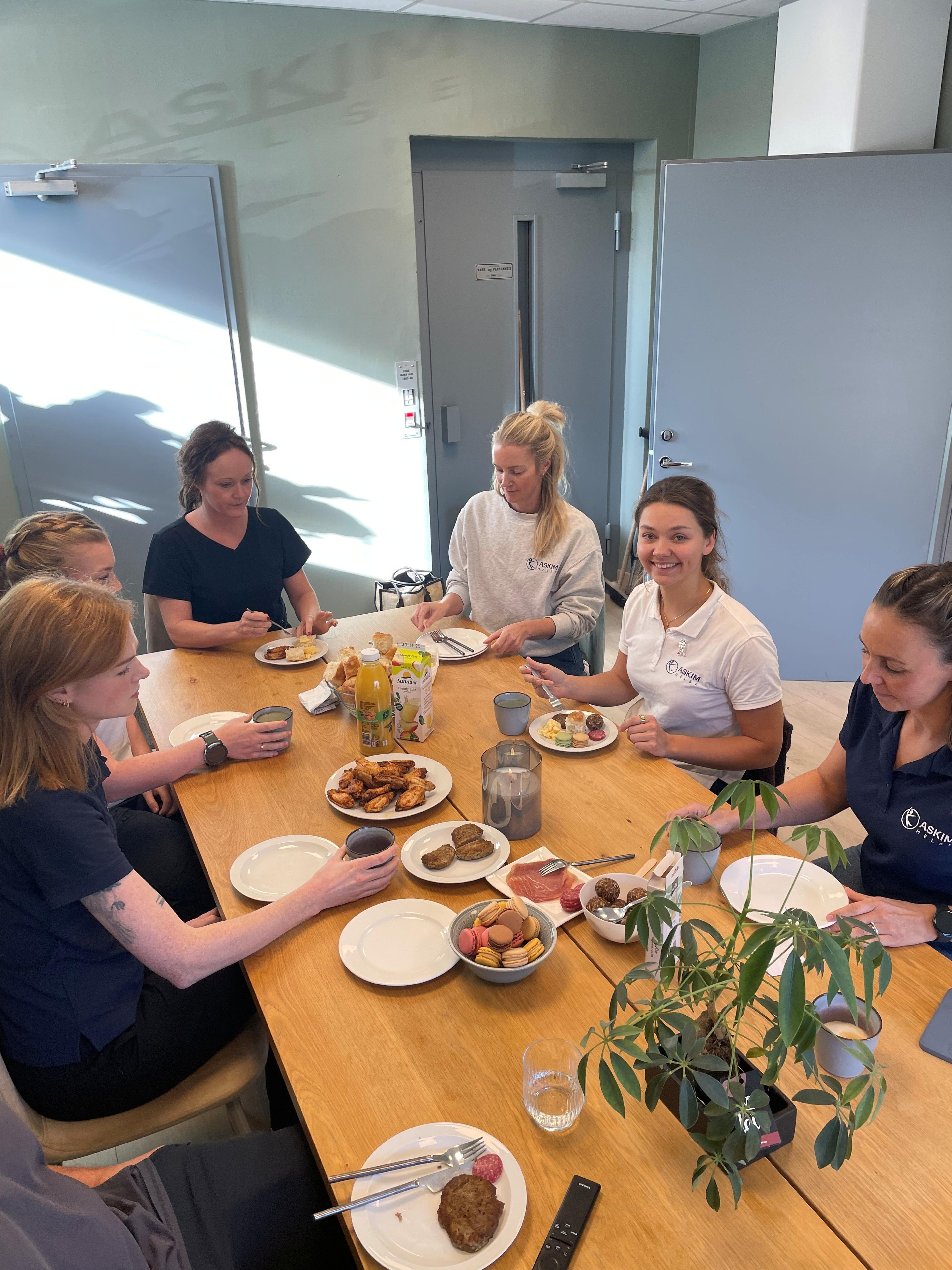 Damer som spiser lunsj