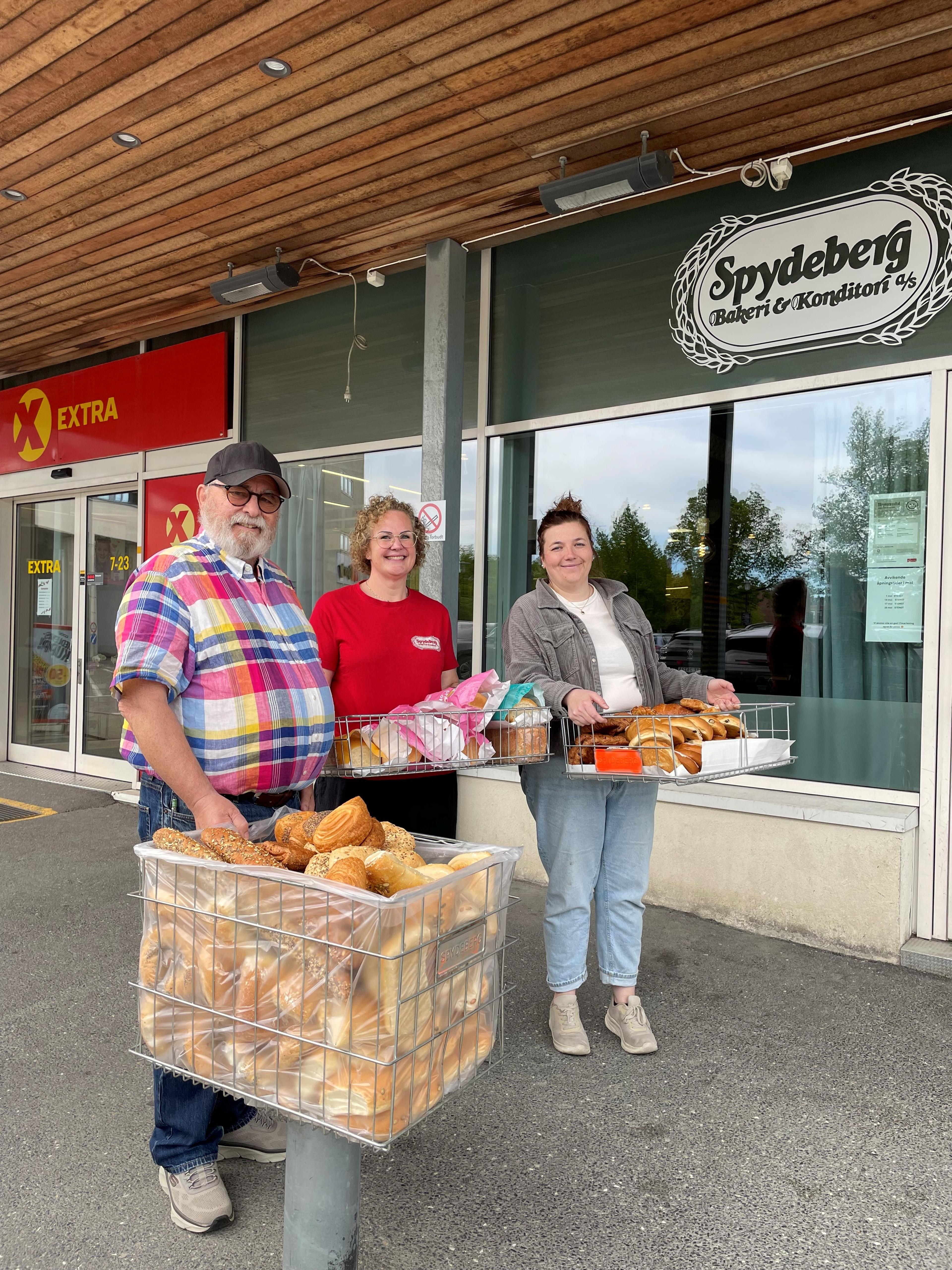 En mann og to damer med kasser fylt med bakevarer​​​​‌﻿‍﻿​‍​‍‌‍﻿﻿‌﻿​‍‌‍‍‌‌‍‌﻿‌‍‍‌‌‍﻿‍​‍​‍​﻿‍‍​‍​‍‌﻿​﻿‌‍​‌‌‍﻿‍‌‍‍‌‌﻿‌​‌﻿‍‌​‍﻿‍‌‍‍‌‌‍﻿﻿​‍​‍​‍﻿​​‍​‍‌‍‍​‌﻿​‍‌‍‌‌‌‍‌‍​‍​‍​﻿‍‍​‍​‍‌‍‍​‌﻿‌​‌﻿‌​‌﻿​​​﻿‍‍​‍﻿﻿​‍﻿﻿‌‍﻿​‌‍﻿﻿‌‍​﻿‌‍​‌‌‍﻿​‌‍‍​‌‍﻿﻿‌﻿​﻿‌﻿‌​​﻿‍‍​﻿​﻿​﻿​﻿​﻿​﻿​﻿​﻿​‍﻿﻿‌‍‍‌‌‍﻿‍‌﻿‌​‌‍‌‌‌‍﻿‍‌﻿‌​​‍﻿﻿‌‍‌‌‌‍‌​‌‍‍‌‌﻿‌​​‍﻿﻿‌‍﻿‌‌‍﻿﻿‌‍‌​‌‍‌‌​﻿﻿‌‌﻿​​‌﻿​‍‌‍‌‌‌﻿​﻿‌‍‌‌‌‍﻿‍‌﻿‌​‌‍​‌‌﻿‌​‌‍‍‌‌‍﻿﻿‌‍﻿‍​﻿‍﻿‌‍‍‌‌‍‌​​﻿﻿‌​﻿​​​﻿‍​​﻿​‍‌‍‌​​﻿​​‌‍​‌​﻿‌‌​﻿‌‌​‍﻿‌‌‍​‍​﻿‌﻿‌‍‌‌‌‍‌‌​‍﻿‌​﻿‌​​﻿‍‌​﻿‌﻿​﻿‌‌​‍﻿‌‌‍​‌‌‍‌‍​﻿‌​​﻿​‌​‍﻿‌​﻿‌‍​﻿‌﻿​﻿‍‌‌‍​‍‌‍​﻿​﻿​​‌‍‌​​﻿​﻿​﻿‌‌​﻿‌‍‌‍​‍​﻿‌‌​﻿‍﻿‌﻿‌​‌﻿‍‌‌﻿​​‌‍‌‌​﻿﻿‌‌﻿​​‌‍﻿﻿‌﻿​﻿‌﻿‌​​﻿‍﻿‌﻿​​‌‍​‌‌﻿‌​‌‍‍​​﻿﻿‌‌‍​‍‌‍﻿﻿‌‍‌​‌﻿‍‌​‍‌‌​﻿‌‌‌​​‍‌‌﻿﻿‌‍‍﻿‌‍‌‌‌﻿‍‌​‍‌‌​﻿​﻿‌​‌​​‍‌‌​﻿​﻿‌​‌​​‍‌‌​﻿​‍​﻿​‍‌‍​‍​﻿‌‍‌‍​‌​﻿‌﻿‌‍‌‍​﻿‍​​﻿‍‌​﻿‌‌‌‍​‌‌‍‌​​﻿‌﻿​﻿‌‌​‍‌‌​﻿​‍​﻿​‍​‍‌‌​﻿‌‌‌​‌​​‍﻿‍‌‍​‌‌‍﻿​‌﻿‌​​﻿﻿﻿‌‍​‍‌‍​‌‌﻿​﻿‌‍‌‌‌‌‌‌‌﻿​‍‌‍﻿​​﻿﻿‌‌‍‍​‌﻿‌​‌﻿‌​‌﻿​​​‍‌‌​﻿​﻿‌​​‌​‍‌‌​﻿​‍‌​‌‍​‍‌‌​﻿​‍‌​‌‍‌‍﻿​‌‍﻿﻿‌‍​﻿‌‍​‌‌‍﻿​‌‍‍​‌‍﻿﻿‌﻿​﻿‌﻿‌​​‍‌‌​﻿​﻿‌​​‌​﻿​﻿​﻿​﻿​﻿​﻿​﻿​﻿​‍‌‍‌‍‍‌‌‍‌​​﻿﻿‌​﻿​​​﻿‍​​﻿​‍‌‍‌​​﻿​​‌‍​‌​﻿‌‌​﻿‌‌​‍﻿‌‌‍​‍​﻿‌﻿‌‍‌‌‌‍‌‌​‍﻿‌​﻿‌​​﻿‍‌​﻿‌﻿​﻿‌‌​‍﻿‌‌‍​‌‌‍‌‍​﻿‌​​﻿​‌​‍﻿‌​﻿‌‍​﻿‌﻿​﻿‍‌‌‍​‍‌‍​﻿​﻿​​‌‍‌​​﻿​﻿​﻿‌‌​﻿‌‍‌‍​‍​﻿‌‌​‍‌‍‌﻿‌​‌﻿‍‌‌﻿​​‌‍‌‌​﻿﻿‌‌﻿​​‌‍﻿﻿‌﻿​﻿‌﻿‌​​‍‌‍‌﻿​​‌‍​‌‌﻿‌​‌‍‍​​﻿﻿‌‌‍​‍‌‍﻿﻿‌‍‌​‌﻿‍‌​‍‌‌​﻿‌‌‌​​‍‌‌﻿﻿‌‍‍﻿‌‍‌‌‌﻿‍‌​‍‌‌​﻿​﻿‌​‌​​‍‌‌​﻿​﻿‌​‌​​‍‌‌​﻿​‍​﻿​‍‌‍​‍​﻿‌‍‌‍​‌​﻿‌﻿‌‍‌‍​﻿‍​​﻿‍‌​﻿‌‌‌‍​‌‌‍‌​​﻿‌﻿​﻿‌‌​‍‌‌​﻿​‍​﻿​‍​‍‌‌​﻿‌‌‌​‌​​‍﻿‍‌‍​‌‌‍﻿​‌﻿‌​​‍‌‍‌﻿​​‌‍‌‌‌﻿​‍‌﻿​﻿‌﻿​​‌‍‌‌‌‍​﻿‌﻿‌​‌‍‍‌‌﻿‌‍‌‍‌‌​﻿﻿‌‌﻿​​‌﻿‌‌‌‍​‍‌‍﻿​‌‍‍‌‌﻿​﻿‌‍‍​‌‍‌‌‌‍‌​​‍​‍‌﻿﻿‌