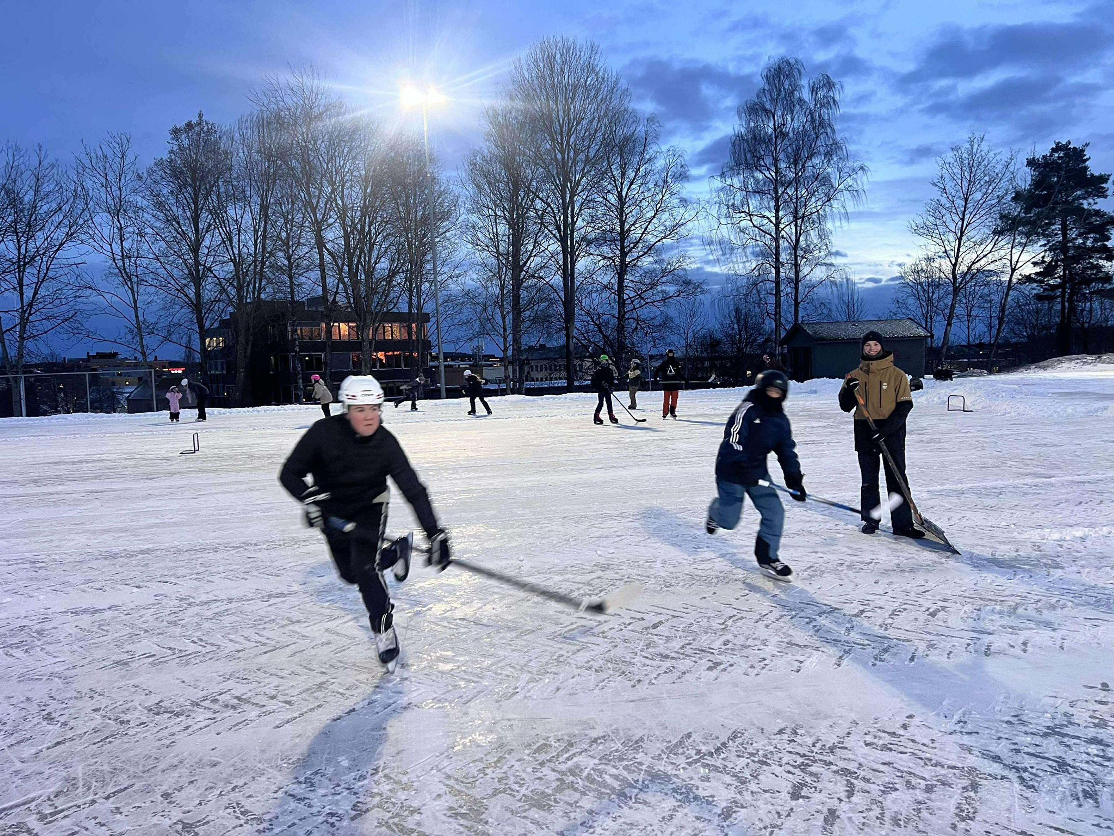 mennesker som står på skøyter