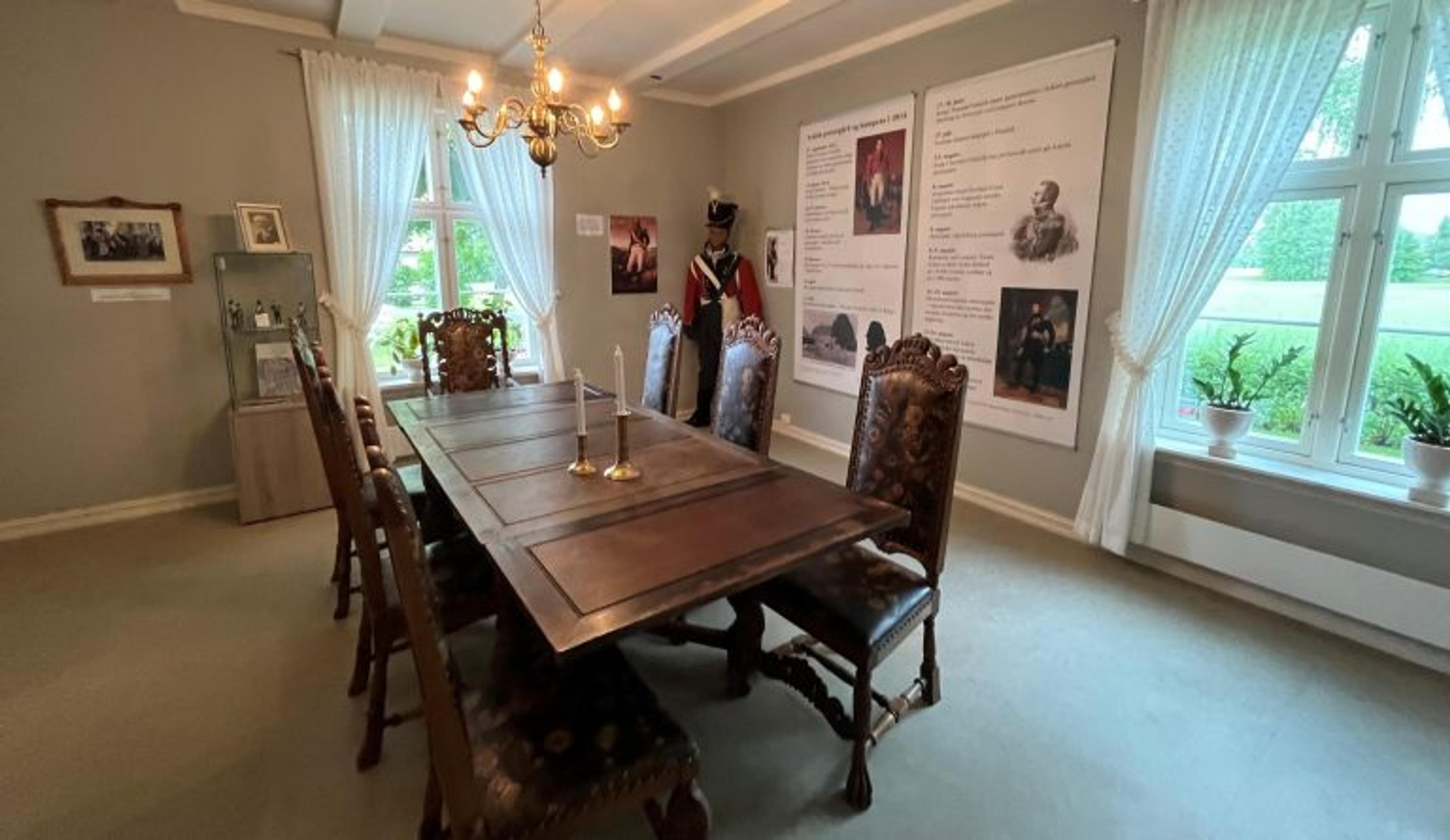 Et rom med bord og stoler