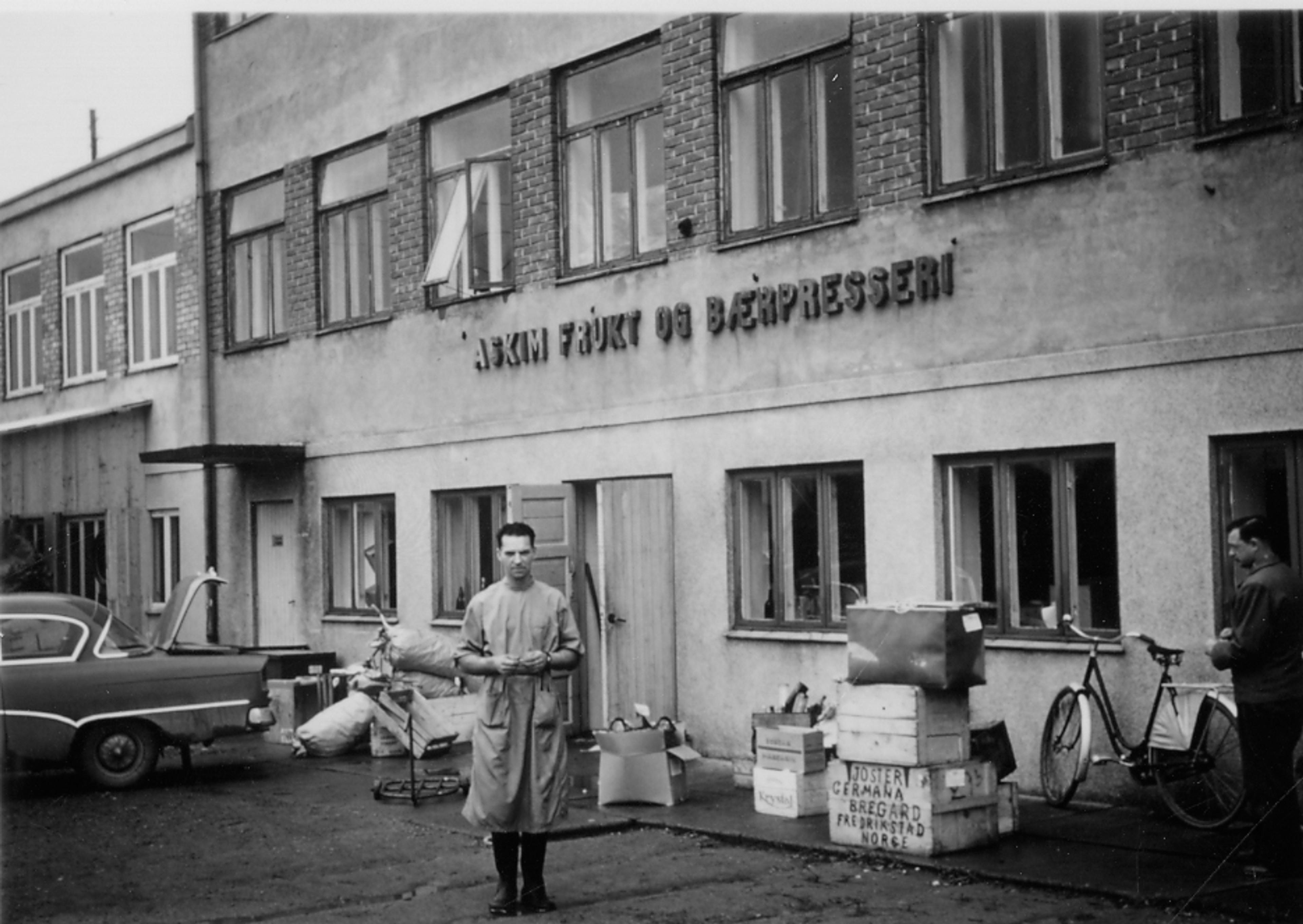 sort/hvitt bilde av en mann foran en bygning​​​​‌﻿‍﻿​‍​‍‌‍﻿﻿‌﻿​‍‌‍‍‌‌‍‌﻿‌‍‍‌‌‍﻿‍​‍​‍​﻿‍‍​‍​‍‌﻿​﻿‌‍​‌‌‍﻿‍‌‍‍‌‌﻿‌​‌﻿‍‌​‍﻿‍‌‍‍‌‌‍﻿﻿​‍​‍​‍﻿​​‍​‍‌‍‍​‌﻿​‍‌‍‌‌‌‍‌‍​‍​‍​﻿‍‍​‍​‍‌‍‍​‌﻿‌​‌﻿‌​‌﻿​​​﻿‍‍​‍﻿﻿​‍﻿﻿‌‍﻿​‌‍﻿﻿‌‍​﻿‌‍​‌‌‍﻿​‌‍‍​‌‍﻿﻿‌﻿​﻿‌﻿‌​​﻿‍‍​﻿​﻿​﻿​﻿​﻿​﻿​﻿​﻿​‍﻿﻿‌‍‍‌‌‍﻿‍‌﻿‌​‌‍‌‌‌‍﻿‍‌﻿‌​​‍﻿﻿‌‍‌‌‌‍‌​‌‍‍‌‌﻿‌​​‍﻿﻿‌‍﻿‌‌‍﻿﻿‌‍‌​‌‍‌‌​﻿﻿‌‌﻿​​‌﻿​‍‌‍‌‌‌﻿​﻿‌‍‌‌‌‍﻿‍‌﻿‌​‌‍​‌‌﻿‌​‌‍‍‌‌‍﻿﻿‌‍﻿‍​﻿‍﻿‌‍‍‌‌‍‌​​﻿﻿‌‌‍​‌‌‍‌​‌‍‌‍​﻿‌​‌‍‌‌‌‍​‍​﻿​‌​﻿‌​​‍﻿‌​﻿‌‌‌‍‌‍​﻿​‌‌‍​‍​‍﻿‌​﻿‌​‌‍‌‍​﻿​​‌‍‌‍​‍﻿‌‌‍​‍‌‍​‍‌‍‌‌​﻿‍​​‍﻿‌‌‍‌‍​﻿‍‌​﻿‌​​﻿‍​​﻿‌​‌‍​‌​﻿‌​‌‍‌‍‌‍‌‍​﻿​‍‌‍​﻿​﻿‌‍​﻿‍﻿‌﻿‌​‌﻿‍‌‌﻿​​‌‍‌‌​﻿﻿‌‌﻿​​‌‍﻿﻿‌﻿​﻿‌﻿‌​​﻿‍﻿‌﻿​​‌‍​‌‌﻿‌​‌‍‍​​﻿﻿‌‌‍​‍‌‍﻿﻿‌‍‌​‌﻿‍‌​‍‌‌​﻿‌‌‌​​‍‌‌﻿﻿‌‍‍﻿‌‍‌‌‌﻿‍‌​‍‌‌​﻿​﻿‌​‌​​‍‌‌​﻿​﻿‌​‌​​‍‌‌​﻿​‍​﻿​‍​﻿​﻿​﻿‍​​﻿‌‌​﻿‌​‌‍​﻿​﻿​​‌‍​﻿‌‍​‍​﻿‌‌‌‍‌‍‌‍‌​​﻿‌‌​‍‌‌​﻿​‍​﻿​‍​‍‌‌​﻿‌‌‌​‌​​‍﻿‍‌‍​‌‌‍﻿​‌﻿‌​​﻿﻿﻿‌‍​‍‌‍​‌‌﻿​﻿‌‍‌‌‌‌‌‌‌﻿​‍‌‍﻿​​﻿﻿‌‌‍‍​‌﻿‌​‌﻿‌​‌﻿​​​‍‌‌​﻿​﻿‌​​‌​‍‌‌​﻿​‍‌​‌‍​‍‌‌​﻿​‍‌​‌‍‌‍﻿​‌‍﻿﻿‌‍​﻿‌‍​‌‌‍﻿​‌‍‍​‌‍﻿﻿‌﻿​﻿‌﻿‌​​‍‌‌​﻿​﻿‌​​‌​﻿​﻿​﻿​﻿​﻿​﻿​﻿​﻿​‍‌‍‌‍‍‌‌‍‌​​﻿﻿‌‌‍​‌‌‍‌​‌‍‌‍​﻿‌​‌‍‌‌‌‍​‍​﻿​‌​﻿‌​​‍﻿‌​﻿‌‌‌‍‌‍​﻿​‌‌‍​‍​‍﻿‌​﻿‌​‌‍‌‍​﻿​​‌‍‌‍​‍﻿‌‌‍​‍‌‍​‍‌‍‌‌​﻿‍​​‍﻿‌‌‍‌‍​﻿‍‌​﻿‌​​﻿‍​​﻿‌​‌‍​‌​﻿‌​‌‍‌‍‌‍‌‍​﻿​‍‌‍​﻿​﻿‌‍​‍‌‍‌﻿‌​‌﻿‍‌‌﻿​​‌‍‌‌​﻿﻿‌‌﻿​​‌‍﻿﻿‌﻿​﻿‌﻿‌​​‍‌‍‌﻿​​‌‍​‌‌﻿‌​‌‍‍​​﻿﻿‌‌‍​‍‌‍﻿﻿‌‍‌​‌﻿‍‌​‍‌‌​﻿‌‌‌​​‍‌‌﻿﻿‌‍‍﻿‌‍‌‌‌﻿‍‌​‍‌‌​﻿​﻿‌​‌​​‍‌‌​﻿​﻿‌​‌​​‍‌‌​﻿​‍​﻿​‍​﻿​﻿​﻿‍​​﻿‌‌​﻿‌​‌‍​﻿​﻿​​‌‍​﻿‌‍​‍​﻿‌‌‌‍‌‍‌‍‌​​﻿‌‌​‍‌‌​﻿​‍​﻿​‍​‍‌‌​﻿‌‌‌​‌​​‍﻿‍‌‍​‌‌‍﻿​‌﻿‌​​‍‌‍‌﻿​​‌‍‌‌‌﻿​‍‌﻿​﻿‌﻿​​‌‍‌‌‌‍​﻿‌﻿‌​‌‍‍‌‌﻿‌‍‌‍‌‌​﻿﻿‌‌﻿​​‌﻿‌‌‌‍​‍‌‍﻿​‌‍‍‌‌﻿​﻿‌‍‍​‌‍‌‌‌‍‌​​‍​‍‌﻿﻿‌