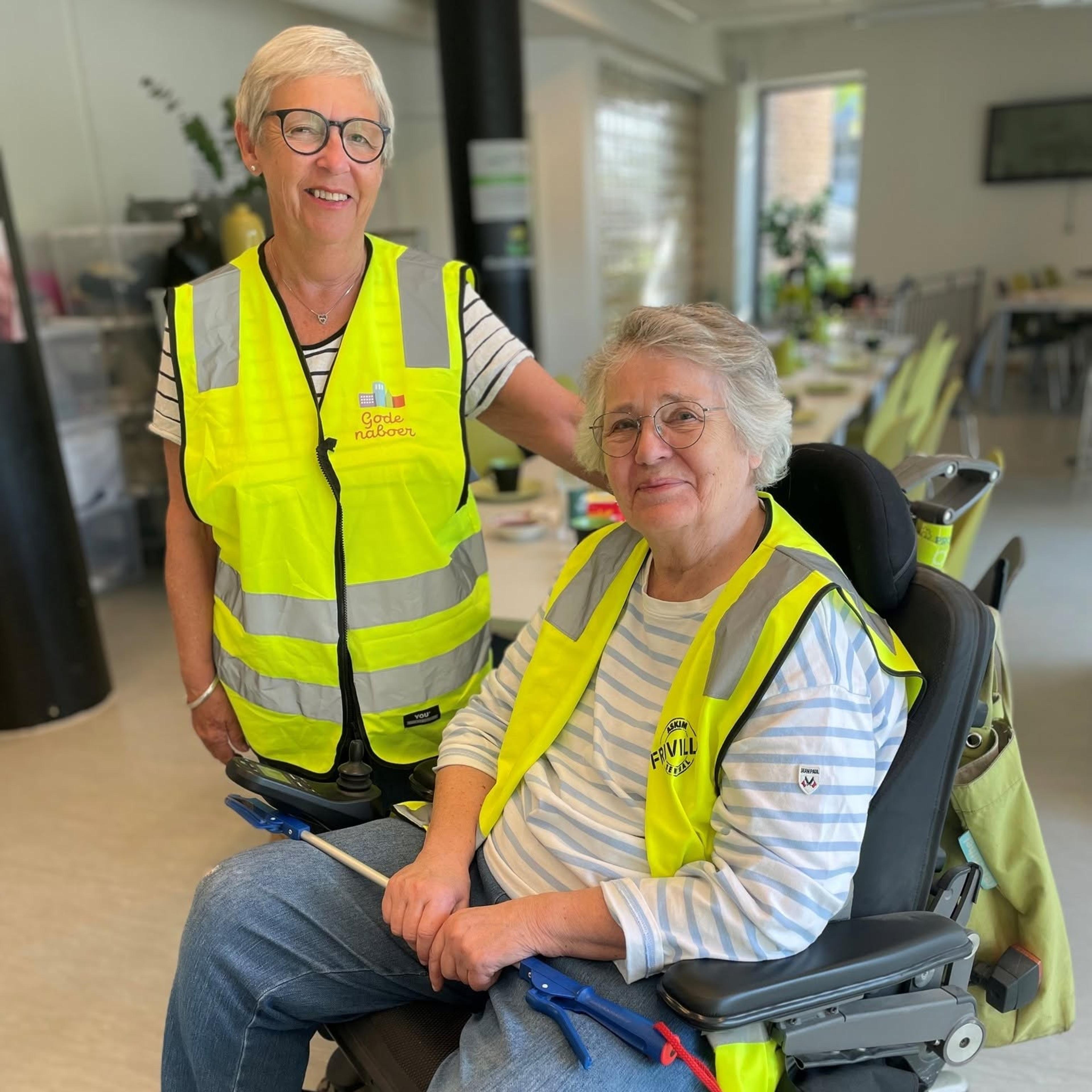 En dame i rullestol og en dame som står