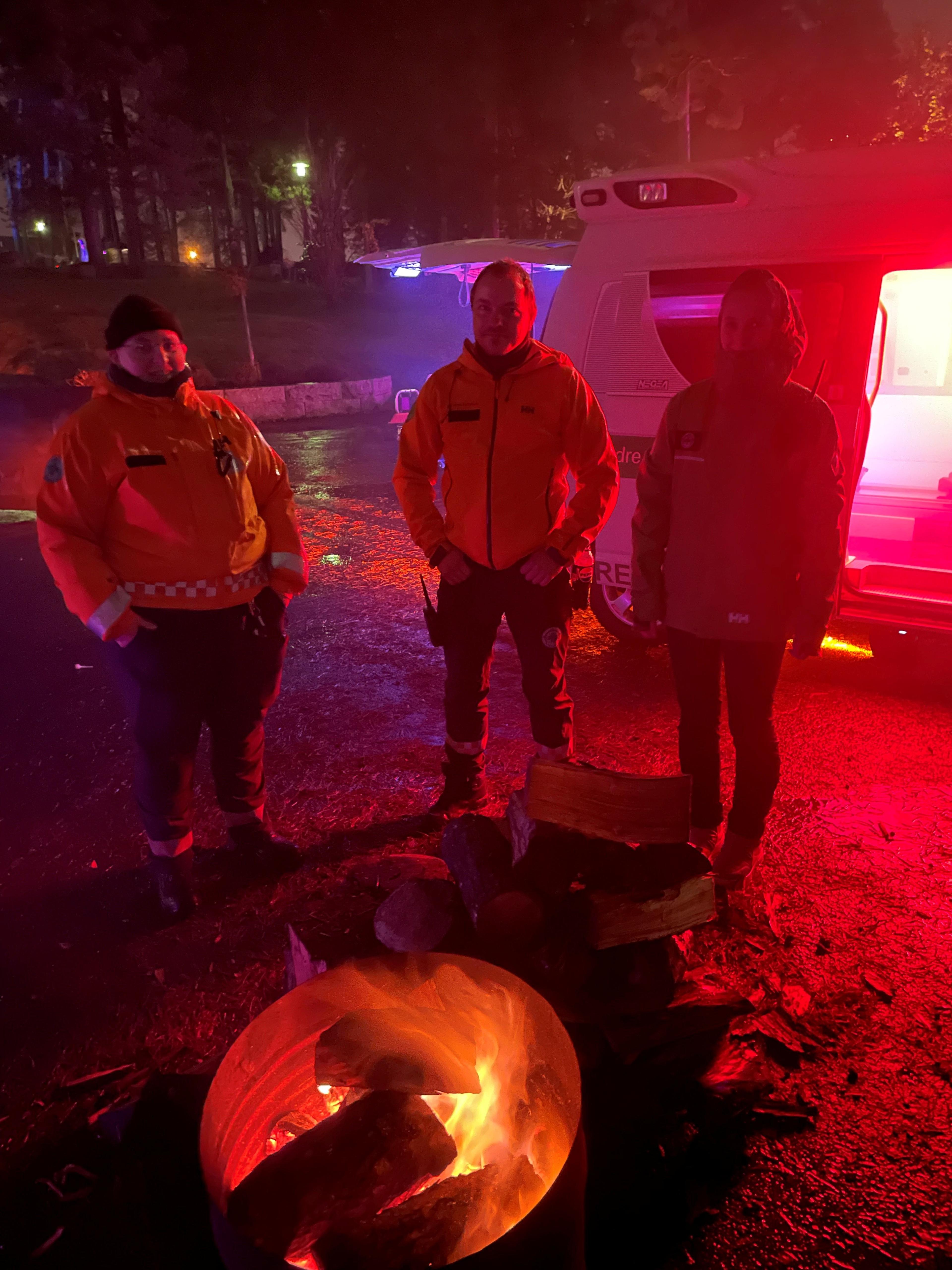 Tre mennesker foran en bål bøtte.​​​​‌﻿‍﻿​‍​‍‌‍﻿﻿‌﻿​‍‌‍‍‌‌‍‌﻿‌‍‍‌‌‍﻿‍​‍​‍​﻿‍‍​‍​‍‌﻿​﻿‌‍​‌‌‍﻿‍‌‍‍‌‌﻿‌​‌﻿‍‌​‍﻿‍‌‍‍‌‌‍﻿﻿​‍​‍​‍﻿​​‍​‍‌‍‍​‌﻿​‍‌‍‌‌‌‍‌‍​‍​‍​﻿‍‍​‍​‍‌‍‍​‌﻿‌​‌﻿‌​‌﻿​​​﻿‍‍​‍﻿﻿​‍﻿﻿‌‍﻿​‌‍﻿﻿‌‍​﻿‌‍​‌‌‍﻿​‌‍‍​‌‍﻿﻿‌﻿​﻿‌﻿‌​​﻿‍‍​﻿​﻿​﻿​﻿​﻿​﻿​﻿​﻿​‍﻿﻿‌‍‍‌‌‍﻿‍‌﻿‌​‌‍‌‌‌‍﻿‍‌﻿‌​​‍﻿﻿‌‍‌‌‌‍‌​‌‍‍‌‌﻿‌​​‍﻿﻿‌‍﻿‌‌‍﻿﻿‌‍‌​‌‍‌‌​﻿﻿‌‌﻿​​‌﻿​‍‌‍‌‌‌﻿​﻿‌‍‌‌‌‍﻿‍‌﻿‌​‌‍​‌‌﻿‌​‌‍‍‌‌‍﻿﻿‌‍﻿‍​﻿‍﻿‌‍‍‌‌‍‌​​﻿﻿‌‌‍‌‍‌‍‌​​﻿​﻿​﻿‌​​﻿​‌​﻿​​‌‍‌‍​﻿‍‌​‍﻿‌​﻿‌‌​﻿‌‍‌‍​‍​﻿​‌​‍﻿‌​﻿‌​‌‍​‍​﻿‌‍​﻿​​​‍﻿‌​﻿‍‌‌‍​‍​﻿​​​﻿‌‌​‍﻿‌​﻿​﻿‌‍‌‍‌‍​‍​﻿‌﻿‌‍​‌‌‍​‌​﻿​﻿​﻿‌‌​﻿​‍‌‍​﻿​﻿​‌​﻿‌​​﻿‍﻿‌﻿‌​‌﻿‍‌‌﻿​​‌‍‌‌​﻿﻿‌‌﻿​​‌‍﻿﻿‌﻿​﻿‌﻿‌​​﻿‍﻿‌﻿​​‌‍​‌‌﻿‌​‌‍‍​​﻿﻿‌‌‍​‍‌‍﻿﻿‌‍‌​‌﻿‍‌​‍‌‌​﻿‌‌‌​​‍‌‌﻿﻿‌‍‍﻿‌‍‌‌‌﻿‍‌​‍‌‌​﻿​﻿‌​‌​​‍‌‌​﻿​﻿‌​‌​​‍‌‌​﻿​‍​﻿​‍‌‍​‍​﻿‍‌‌‍‌‍​﻿​‍​﻿‌‌​﻿‌‌​﻿​‌​﻿‌​​﻿​​​﻿‍​‌‍‌​​﻿‌﻿​‍‌‌​﻿​‍​﻿​‍​‍‌‌​﻿‌‌‌​‌​​‍﻿‍‌‍​‌‌‍﻿​‌﻿‌​​﻿﻿﻿‌‍​‍‌‍​‌‌﻿​﻿‌‍‌‌‌‌‌‌‌﻿​‍‌‍﻿​​﻿﻿‌‌‍‍​‌﻿‌​‌﻿‌​‌﻿​​​‍‌‌​﻿​﻿‌​​‌​‍‌‌​﻿​‍‌​‌‍​‍‌‌​﻿​‍‌​‌‍‌‍﻿​‌‍﻿﻿‌‍​﻿‌‍​‌‌‍﻿​‌‍‍​‌‍﻿﻿‌﻿​﻿‌﻿‌​​‍‌‌​﻿​﻿‌​​‌​﻿​﻿​﻿​﻿​﻿​﻿​﻿​﻿​‍‌‍‌‍‍‌‌‍‌​​﻿﻿‌‌‍‌‍‌‍‌​​﻿​﻿​﻿‌​​﻿​‌​﻿​​‌‍‌‍​﻿‍‌​‍﻿‌​﻿‌‌​﻿‌‍‌‍​‍​﻿​‌​‍﻿‌​﻿‌​‌‍​‍​﻿‌‍​﻿​​​‍﻿‌​﻿‍‌‌‍​‍​﻿​​​﻿‌‌​‍﻿‌​﻿​﻿‌‍‌‍‌‍​‍​﻿‌﻿‌‍​‌‌‍​‌​﻿​﻿​﻿‌‌​﻿​‍‌‍​﻿​﻿​‌​﻿‌​​‍‌‍‌﻿‌​‌﻿‍‌‌﻿​​‌‍‌‌​﻿﻿‌‌﻿​​‌‍﻿﻿‌﻿​﻿‌﻿‌​​‍‌‍‌﻿​​‌‍​‌‌﻿‌​‌‍‍​​﻿﻿‌‌‍​‍‌‍﻿﻿‌‍‌​‌﻿‍‌​‍‌‌​﻿‌‌‌​​‍‌‌﻿﻿‌‍‍﻿‌‍‌‌‌﻿‍‌​‍‌‌​﻿​﻿‌​‌​​‍‌‌​﻿​﻿‌​‌​​‍‌‌​﻿​‍​﻿​‍‌‍​‍​﻿‍‌‌‍‌‍​﻿​‍​﻿‌‌​﻿‌‌​﻿​‌​﻿‌​​﻿​​​﻿‍​‌‍‌​​﻿‌﻿​‍‌‌​﻿​‍​﻿​‍​‍‌‌​﻿‌‌‌​‌​​‍﻿‍‌‍​‌‌‍﻿​‌﻿‌​​‍‌‍‌﻿​​‌‍‌‌‌﻿​‍‌﻿​﻿‌﻿​​‌‍‌‌‌‍​﻿‌﻿‌​‌‍‍‌‌﻿‌‍‌‍‌‌​﻿﻿‌‌﻿​​‌﻿‌‌‌‍​‍‌‍﻿​‌‍‍‌‌﻿​﻿‌‍‍​‌‍‌‌‌‍‌​​‍​‍‌﻿﻿‌