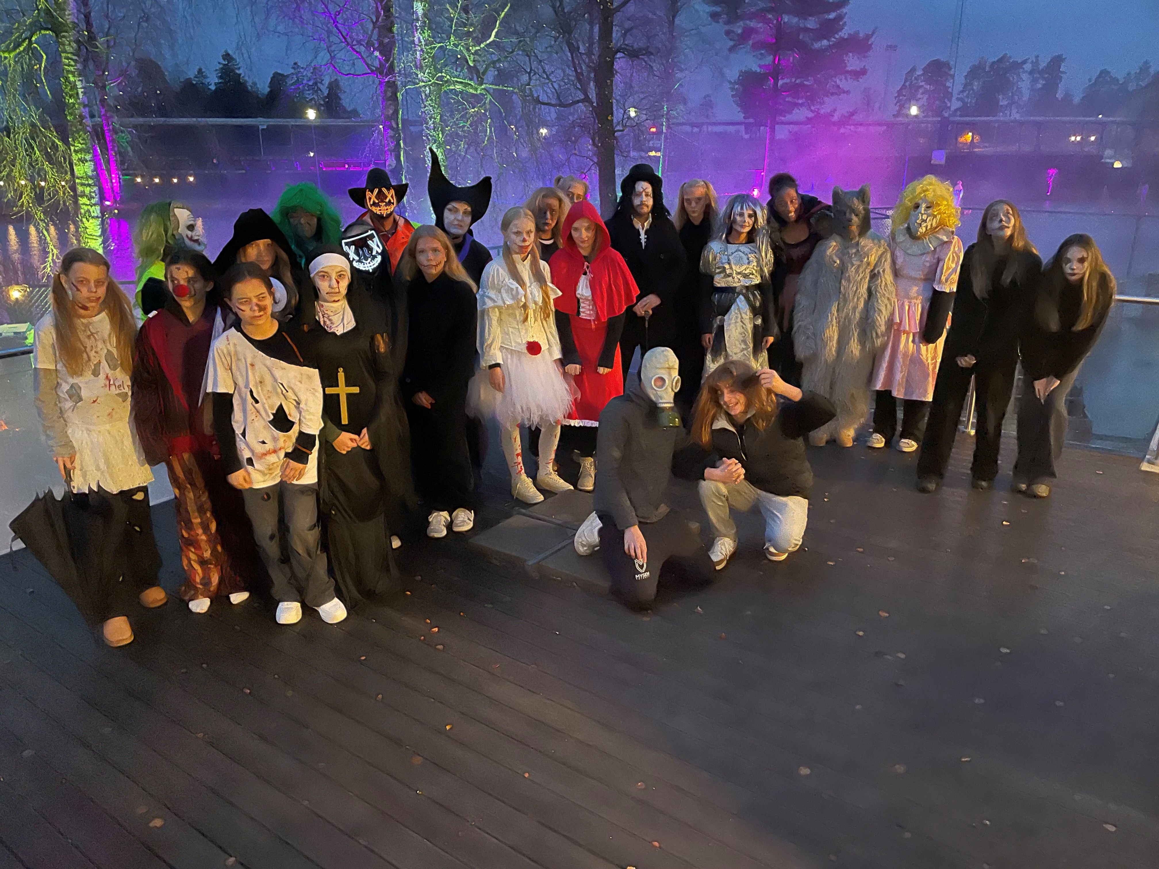 En gjeng med mennesker i kostyme