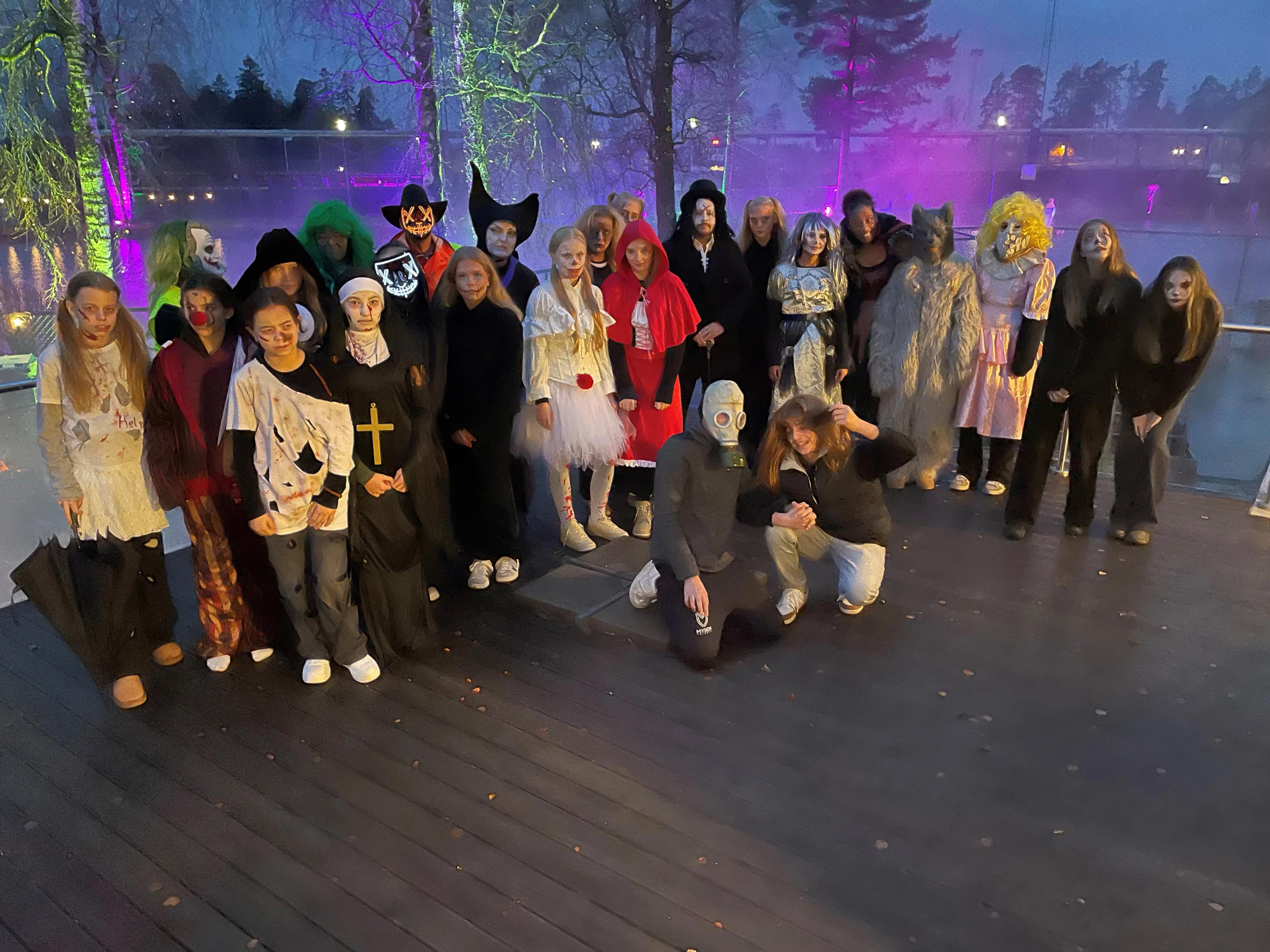 En gjeng med mennesker i kostyme