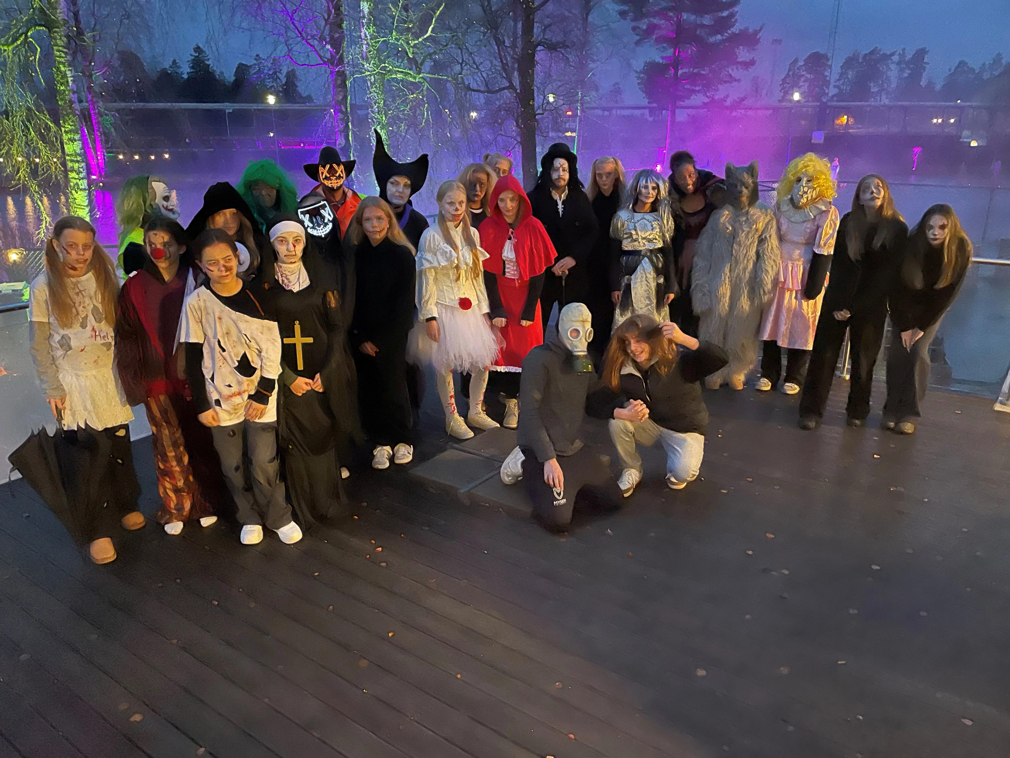 En gjeng med mennesker i kostyme