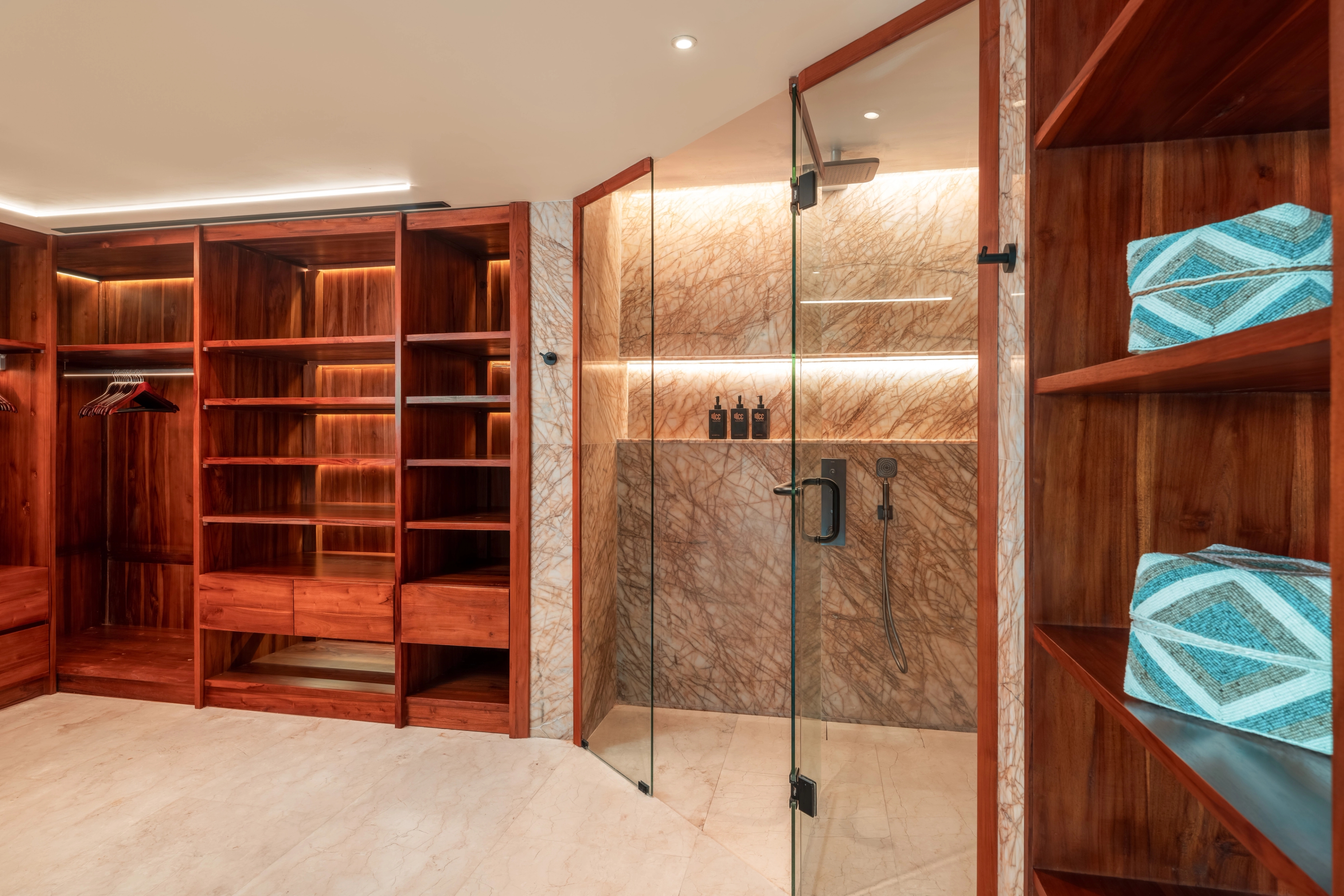 left wing master suite bathroom image