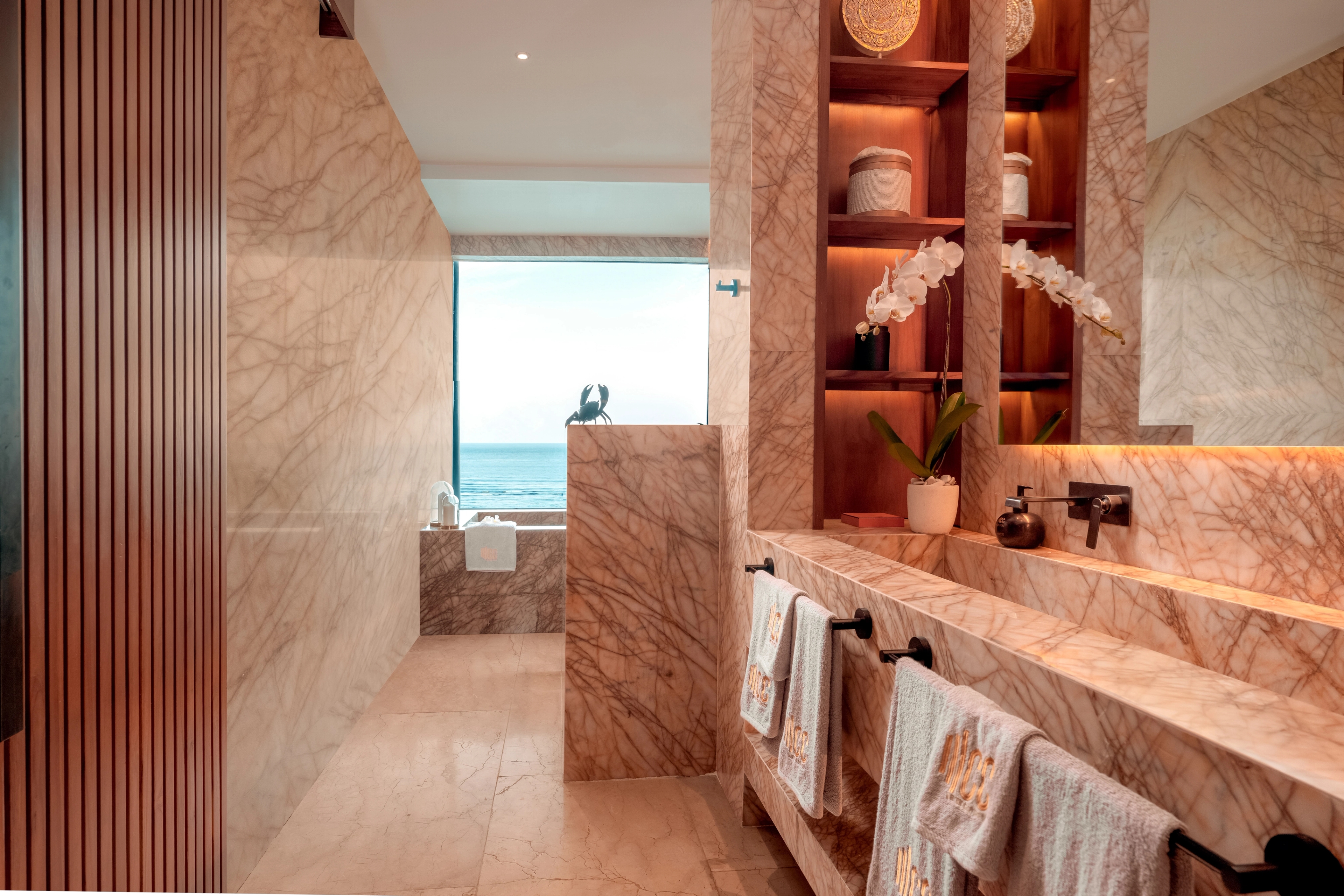 right wing suite bathroom image