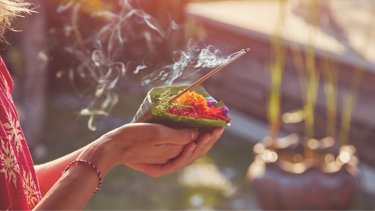 Picture of woman's hands holding offering during Melukat ceremony