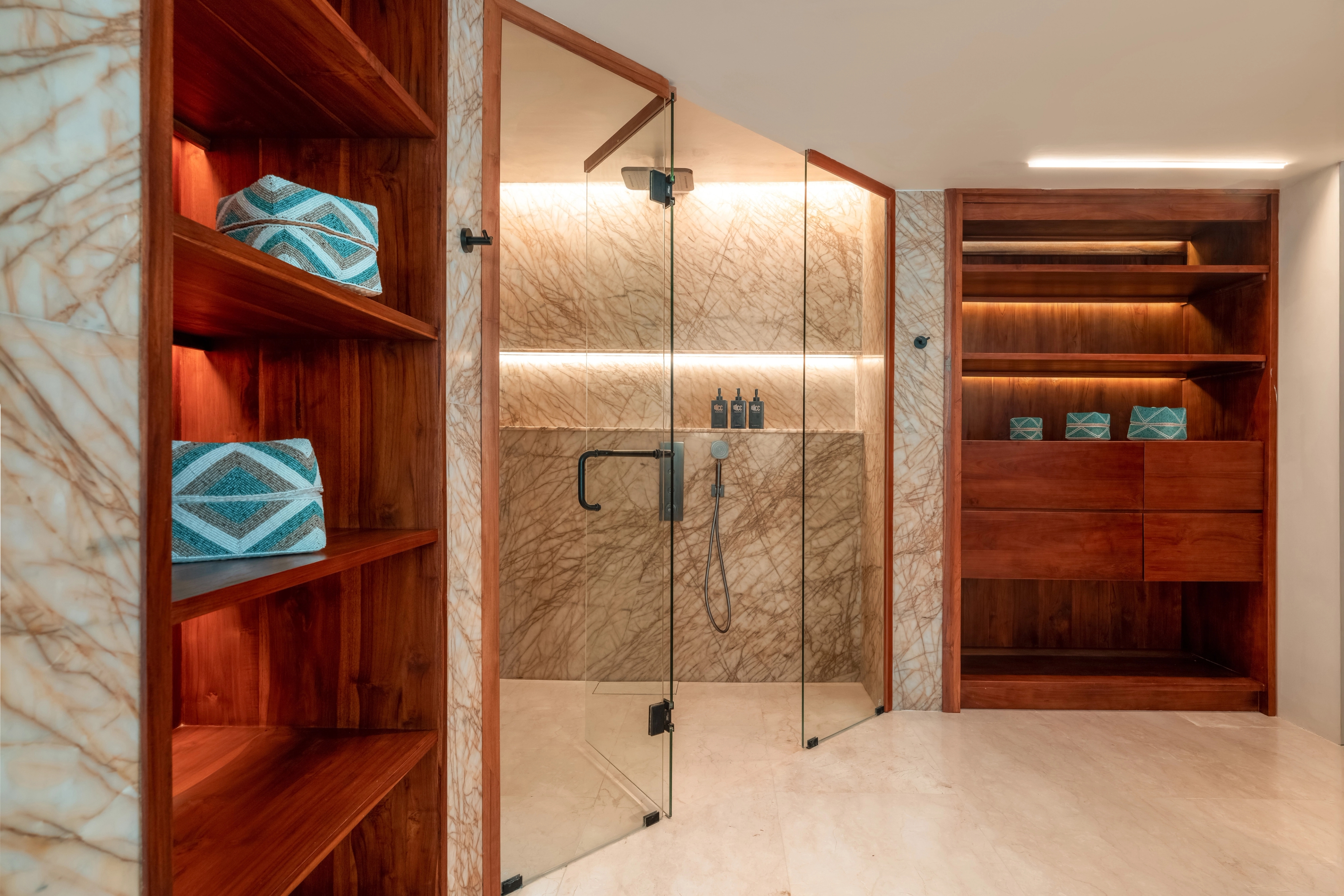 right wing suite bathroom image