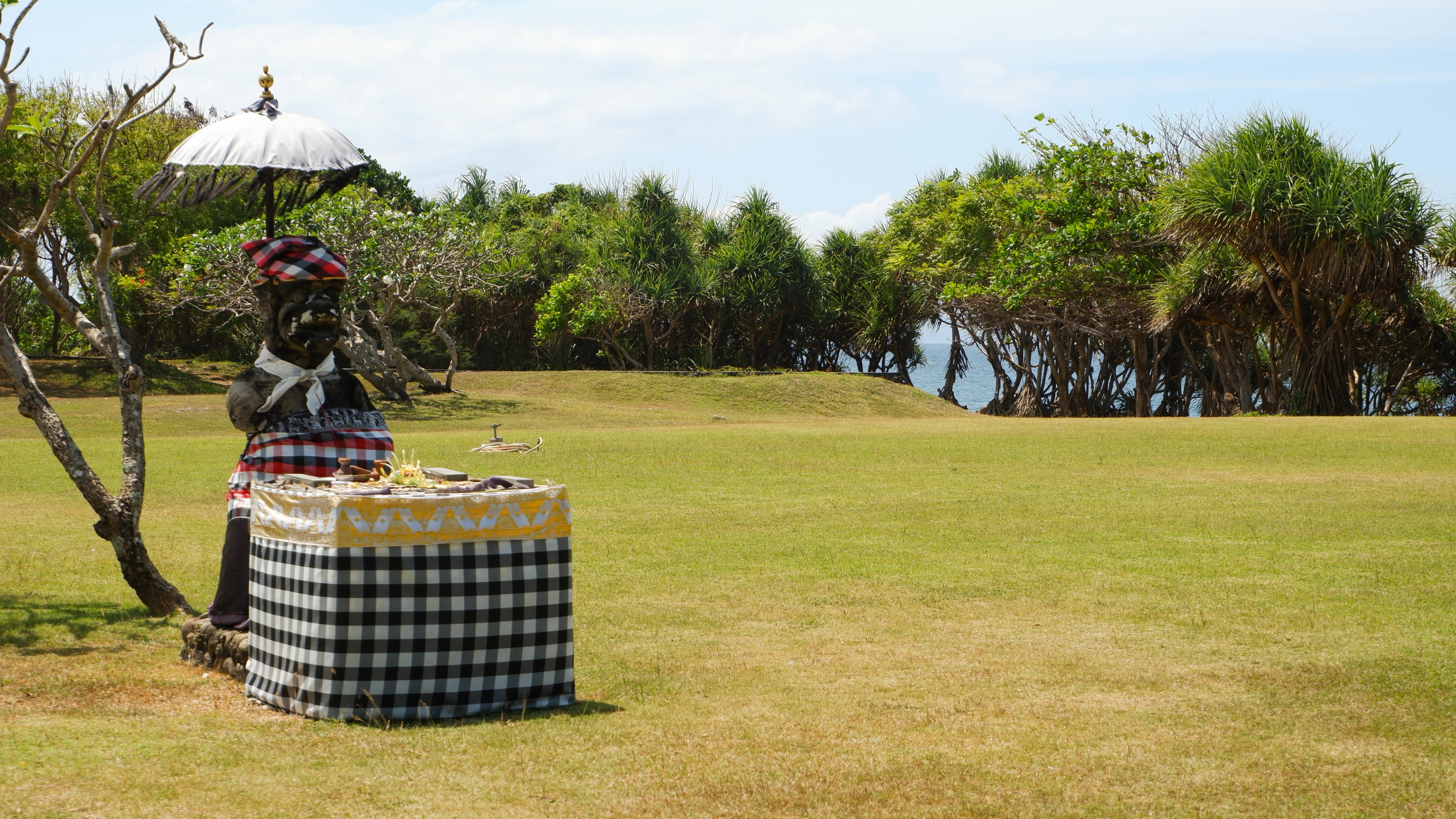 Image of the big, green space for recreation in Nusa Dua, picture shows also the sacred sculpture