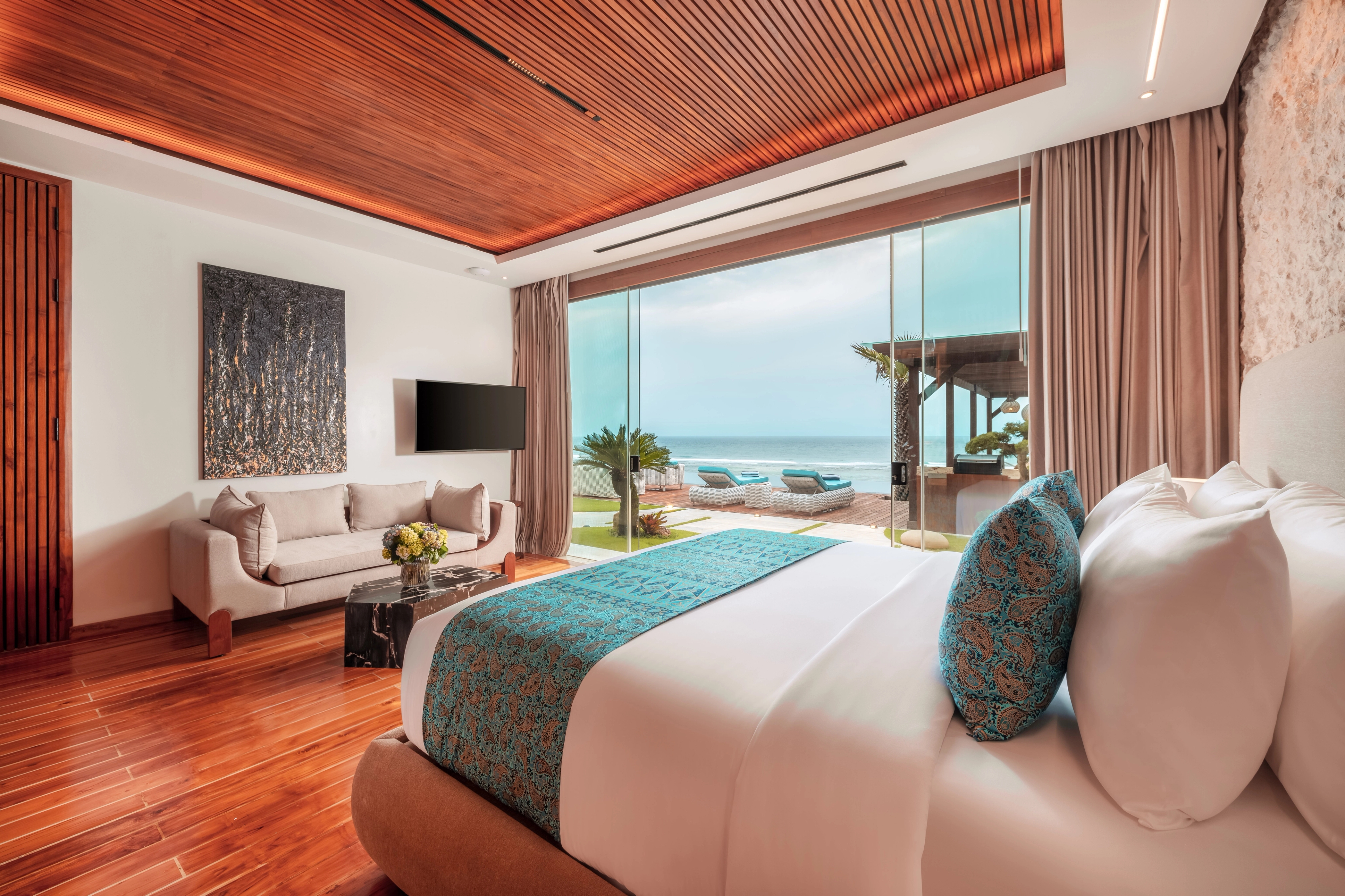 main level suite bedroom image