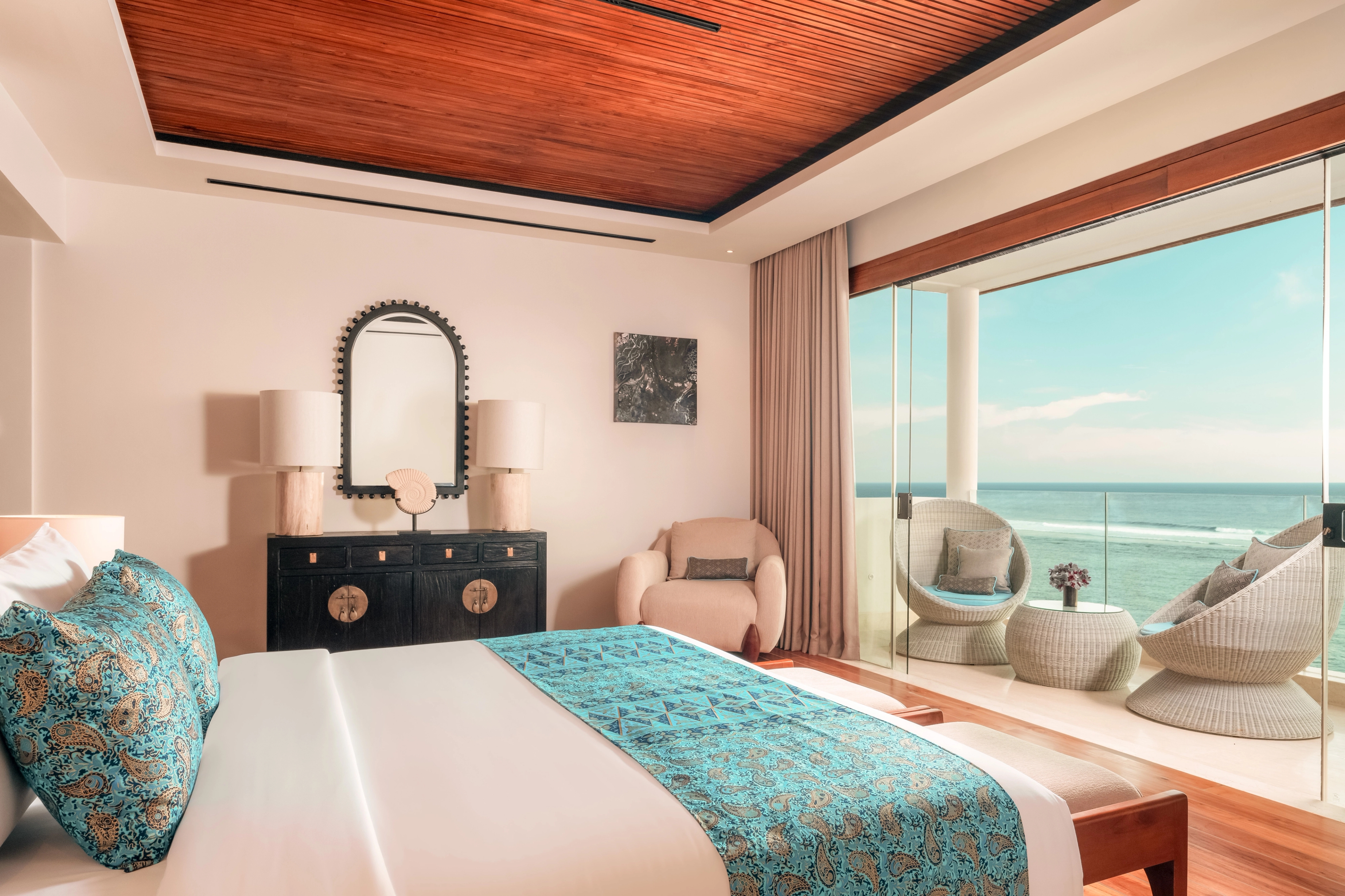 right wing suite bedroom image