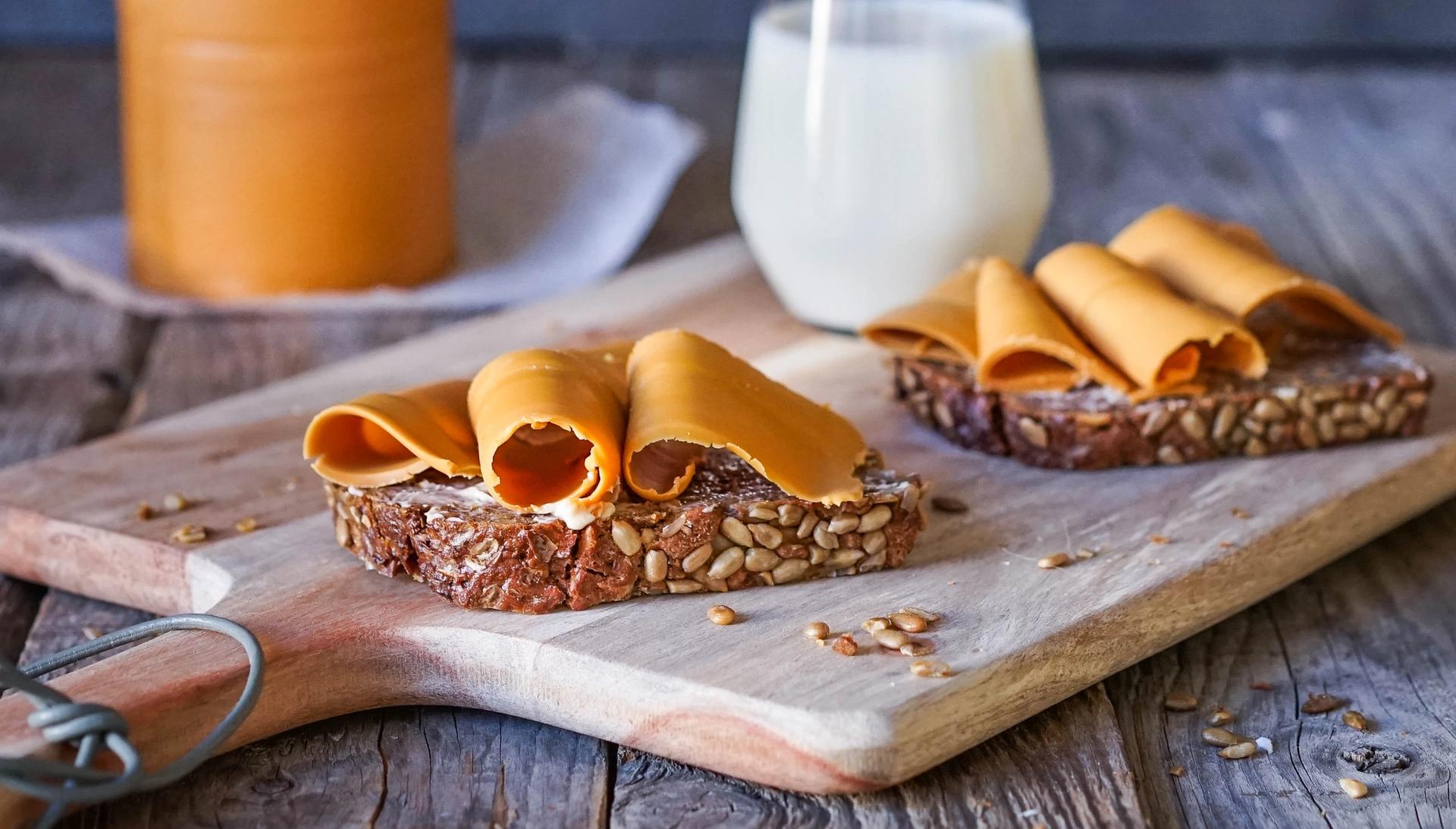 To brunoster på tallerken