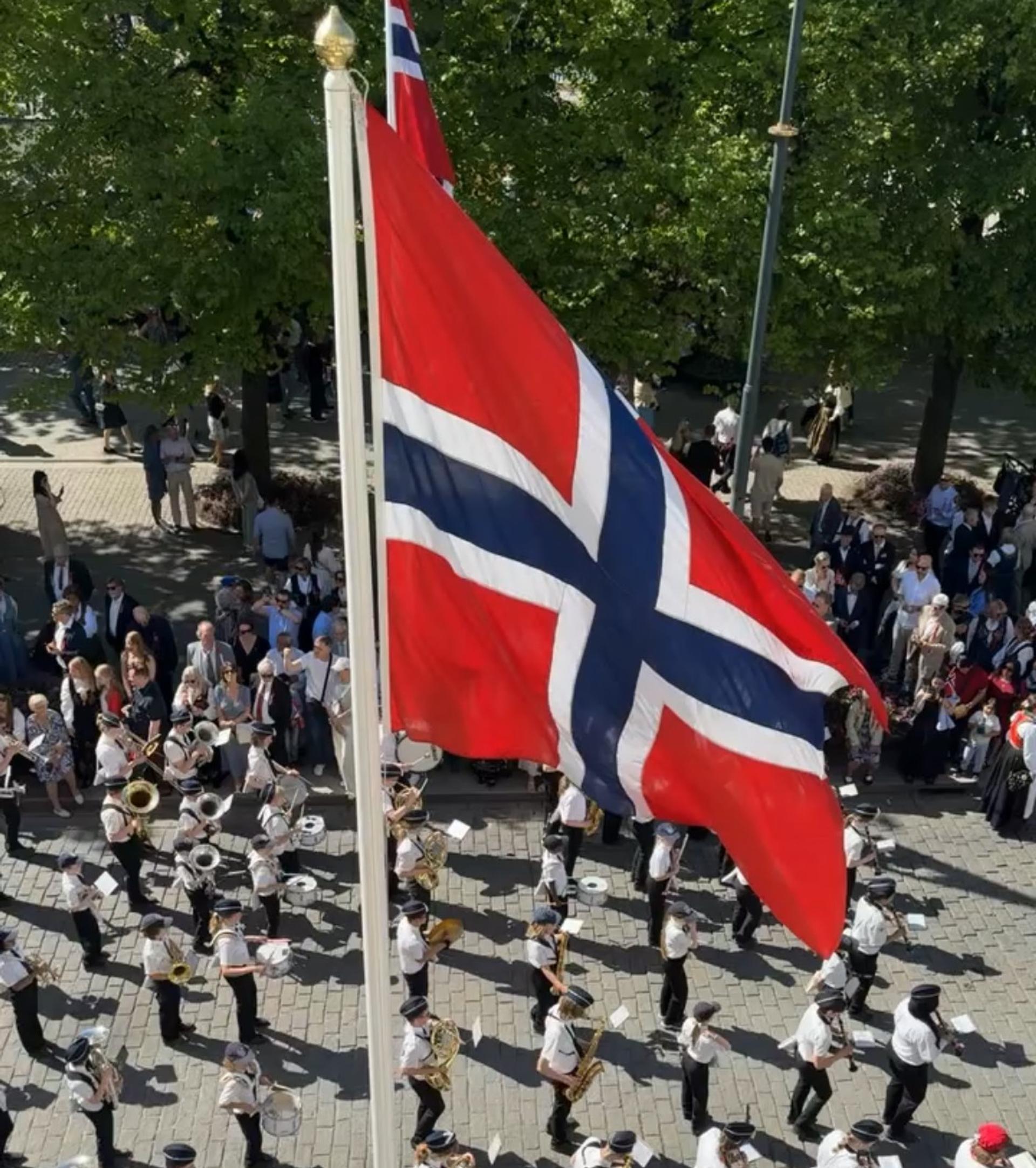 Bilde av norsk flagg på en flaggstang