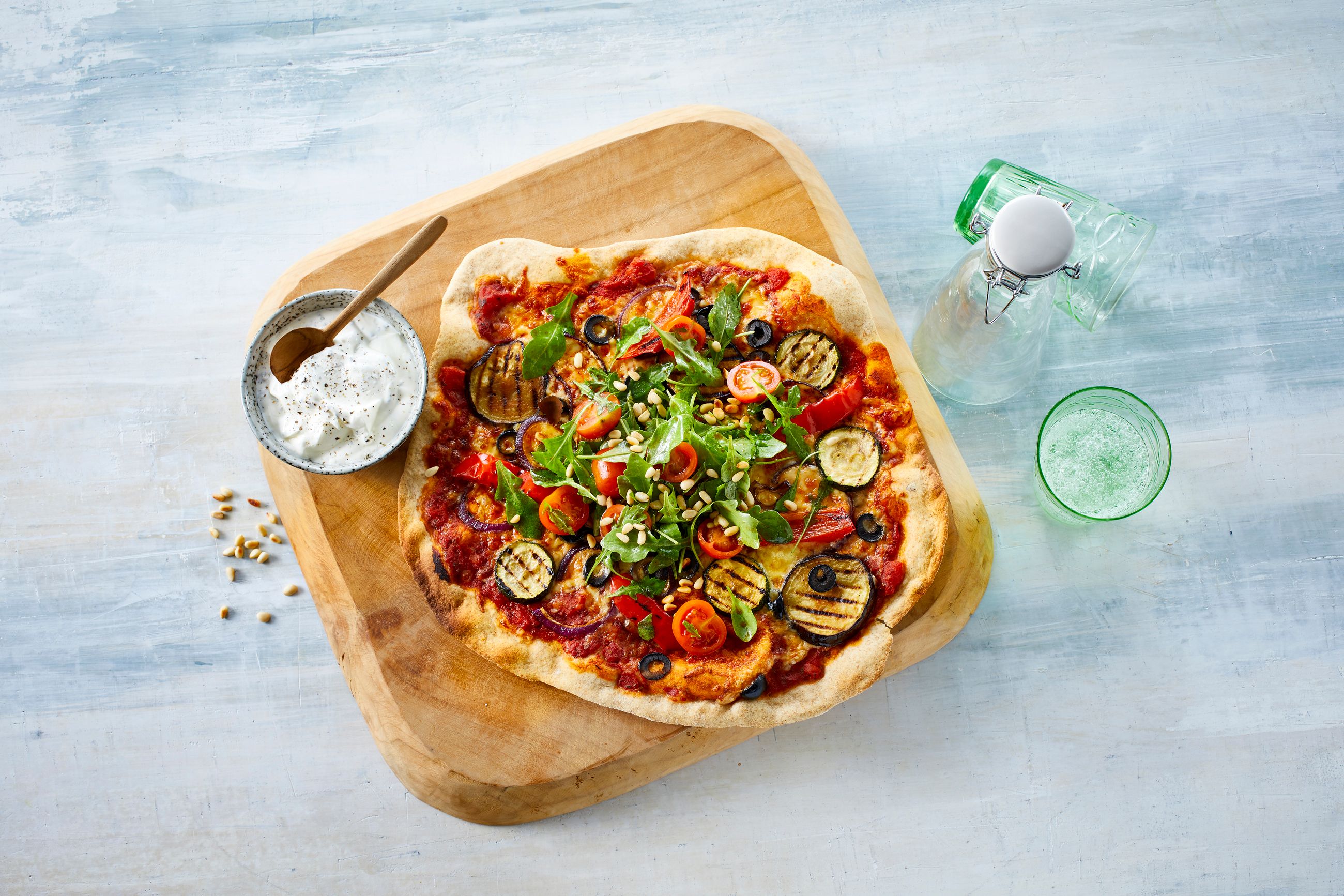 Pizza med grov bunn og grønnsaker 