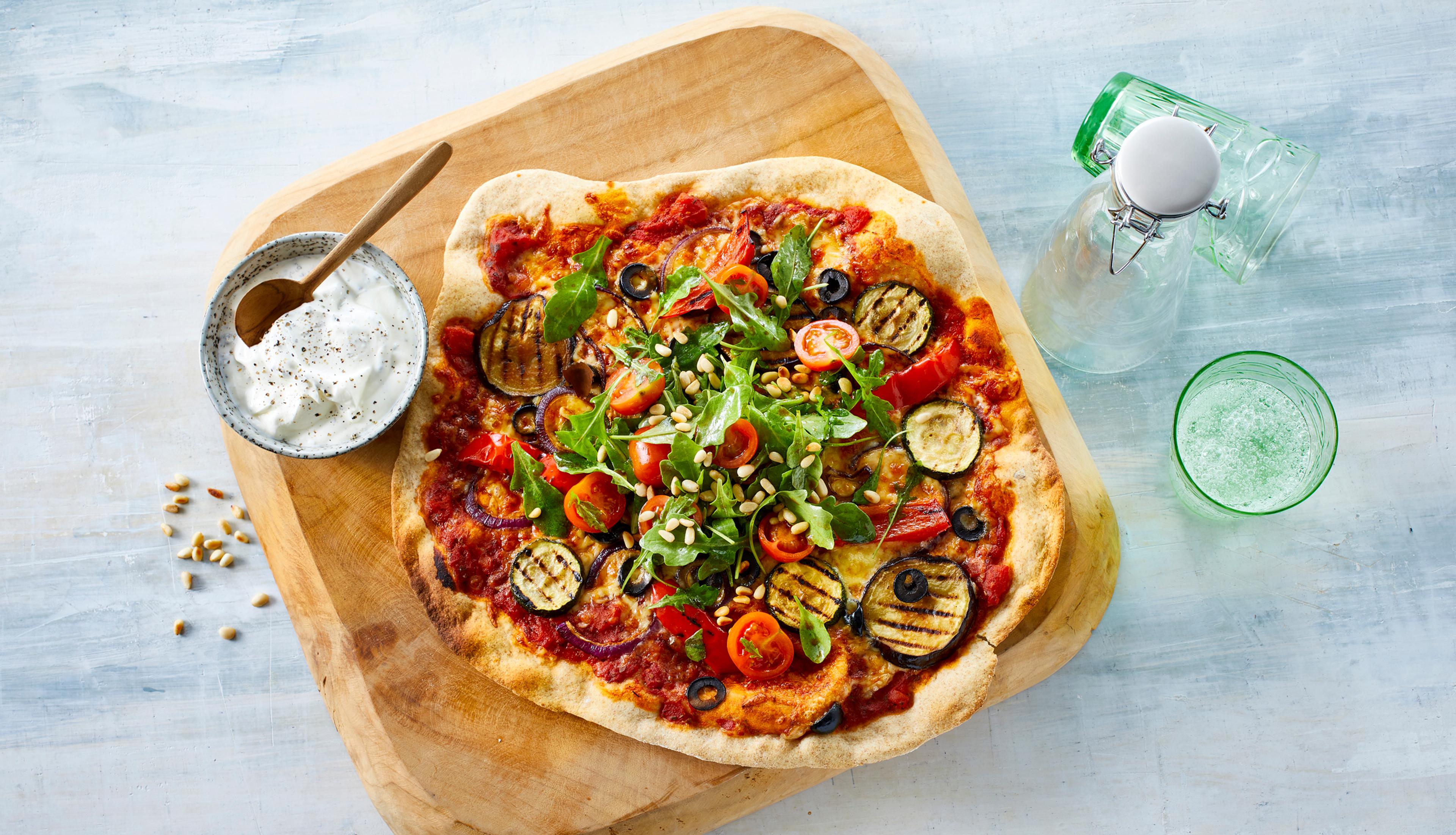 Pizza med grov bunn og grønnsaker 