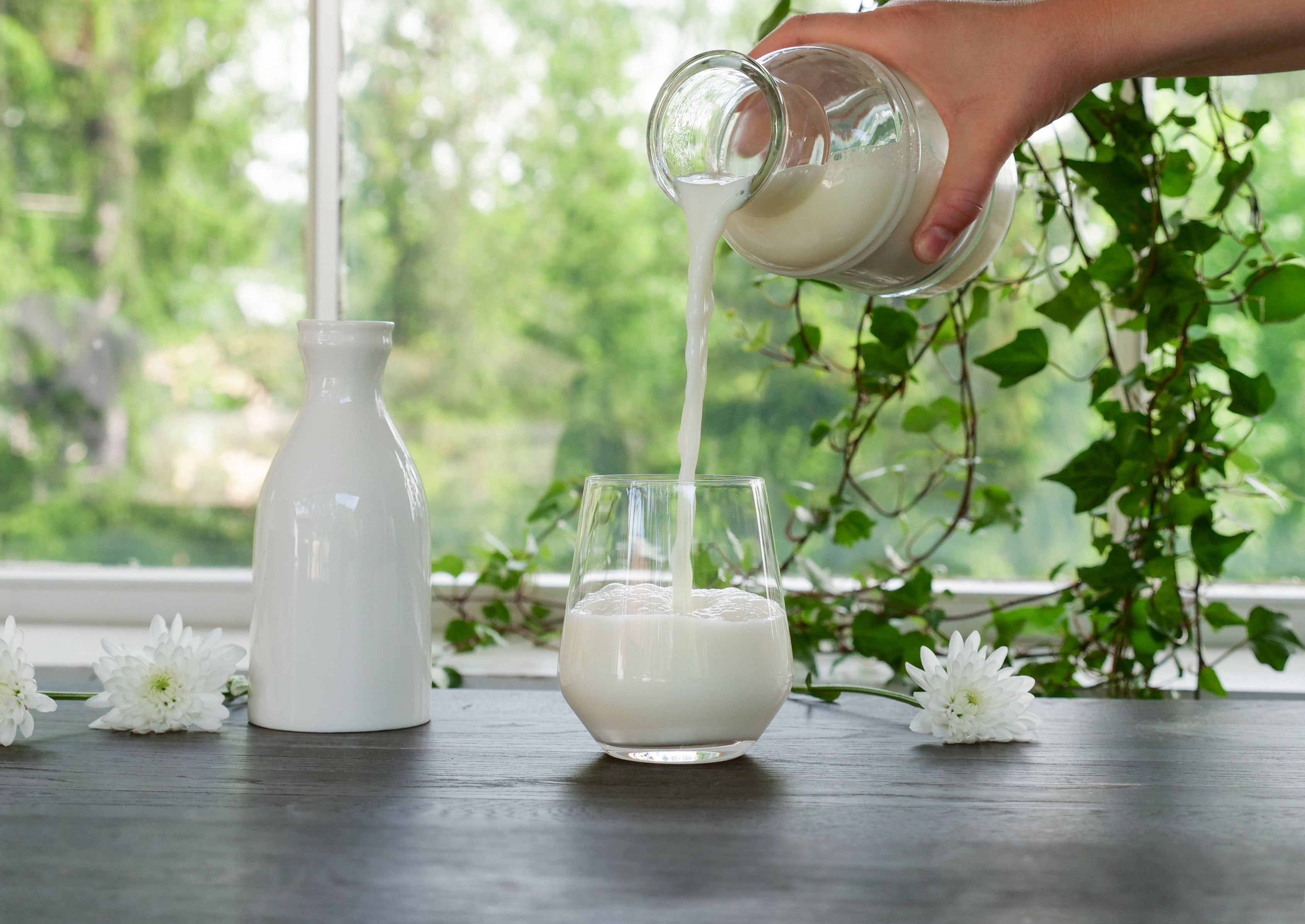 Melk helles fra flaske til glass