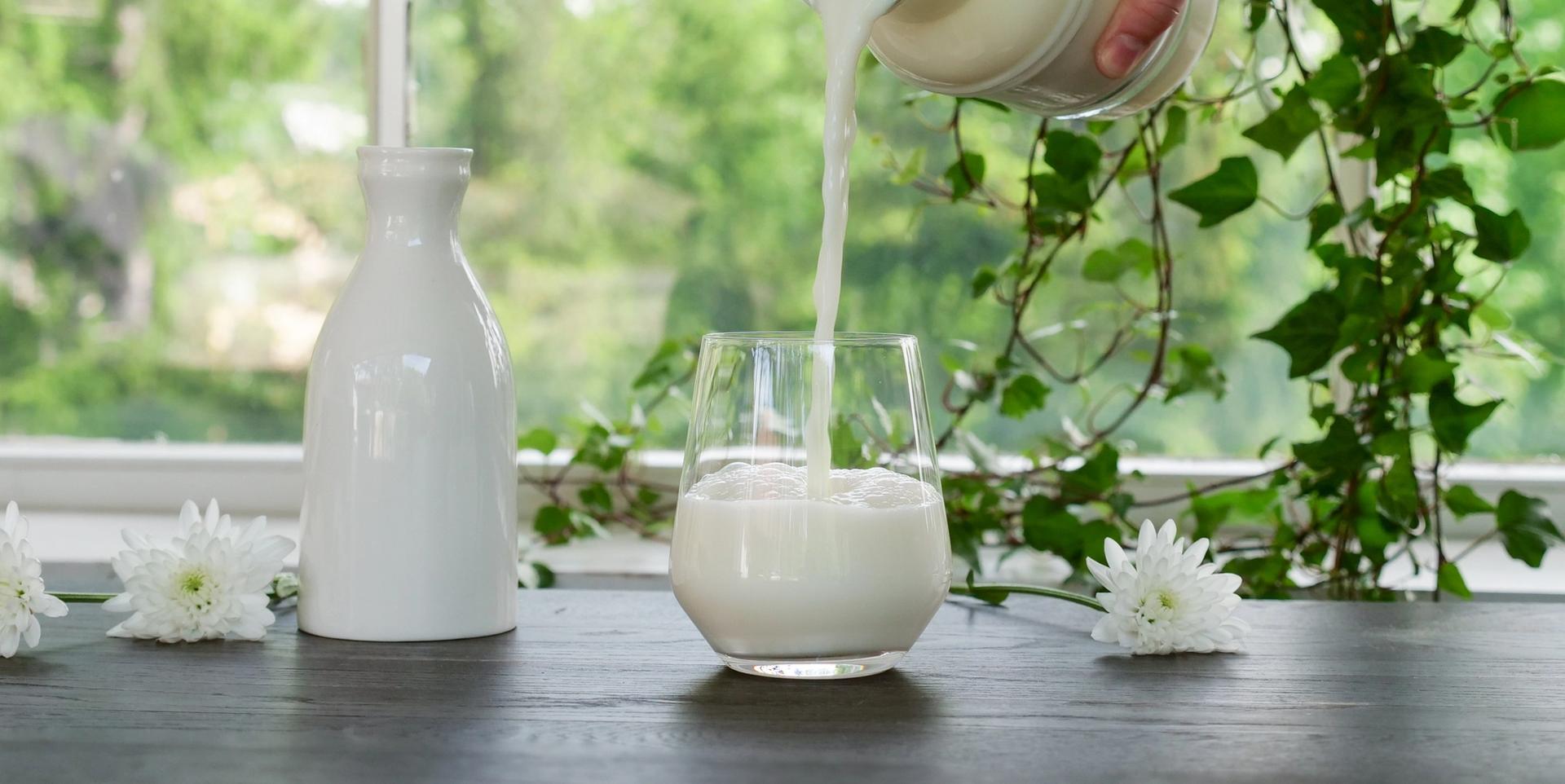 Melk helles fra flaske til glass