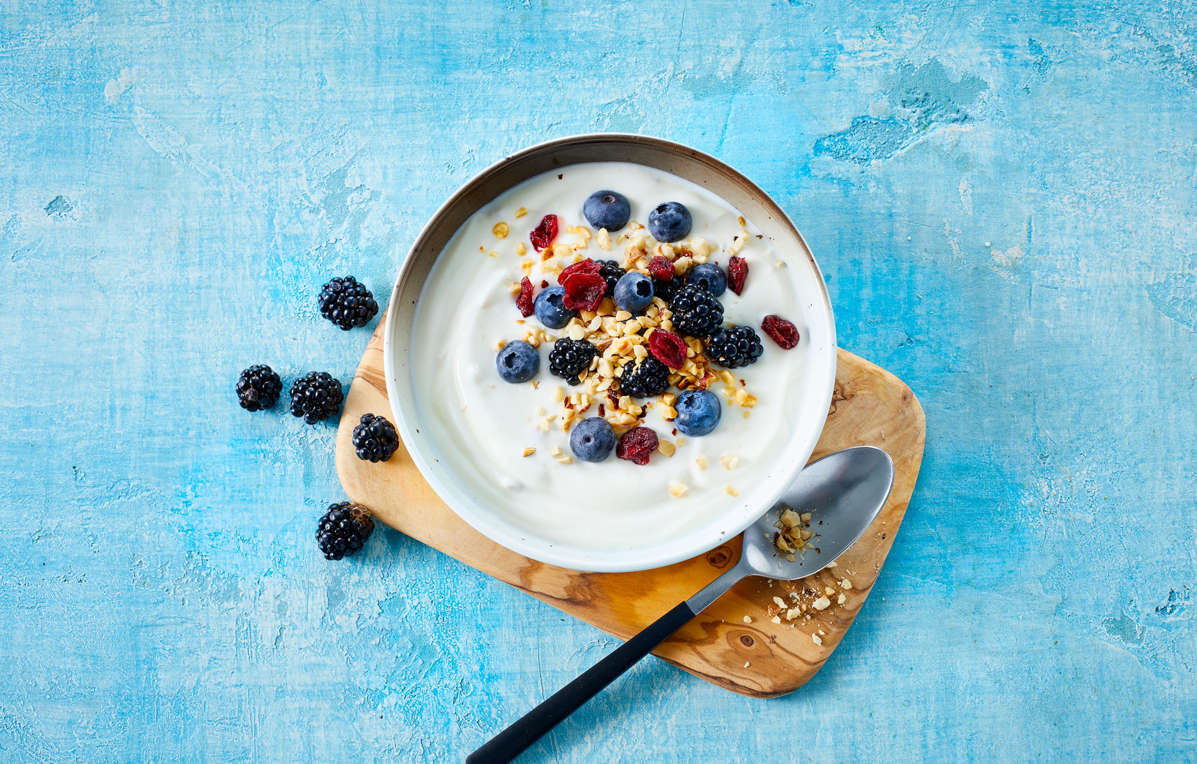 Skål med yoghurt med bær