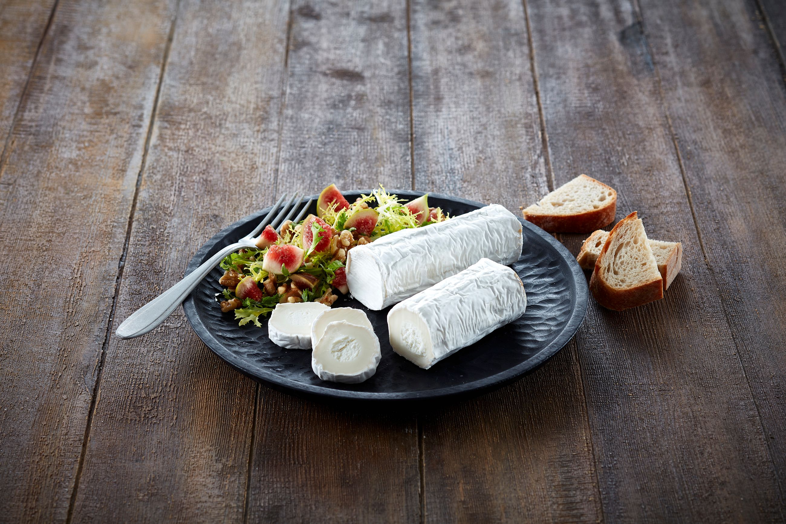 Chèvre med salat på tallerken