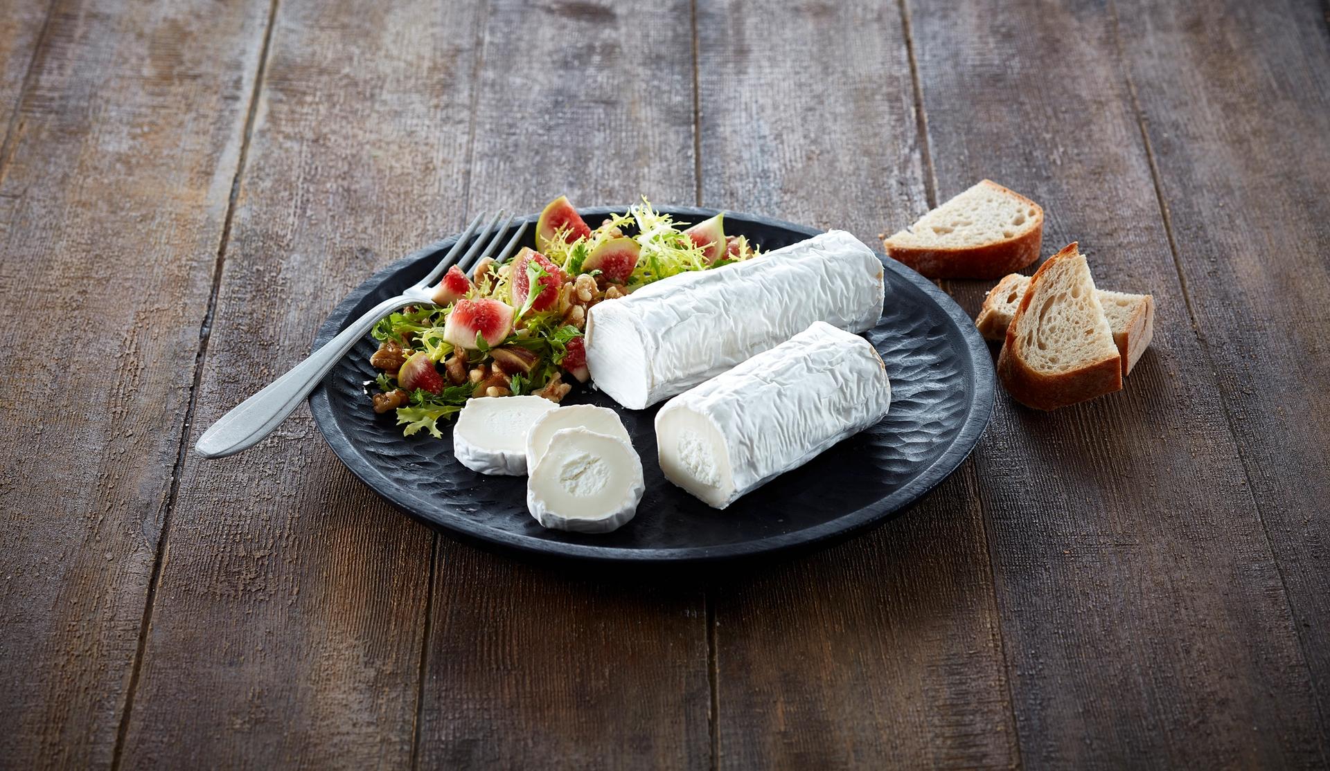 Chèvre med salat på tallerken