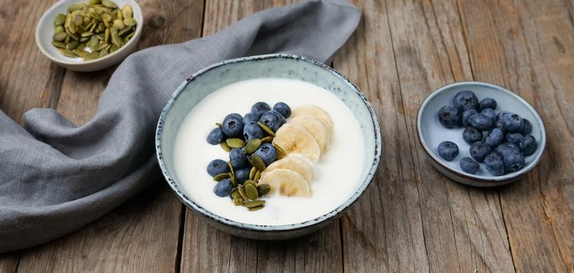 Yoghurt i skål med blåbær og banan
