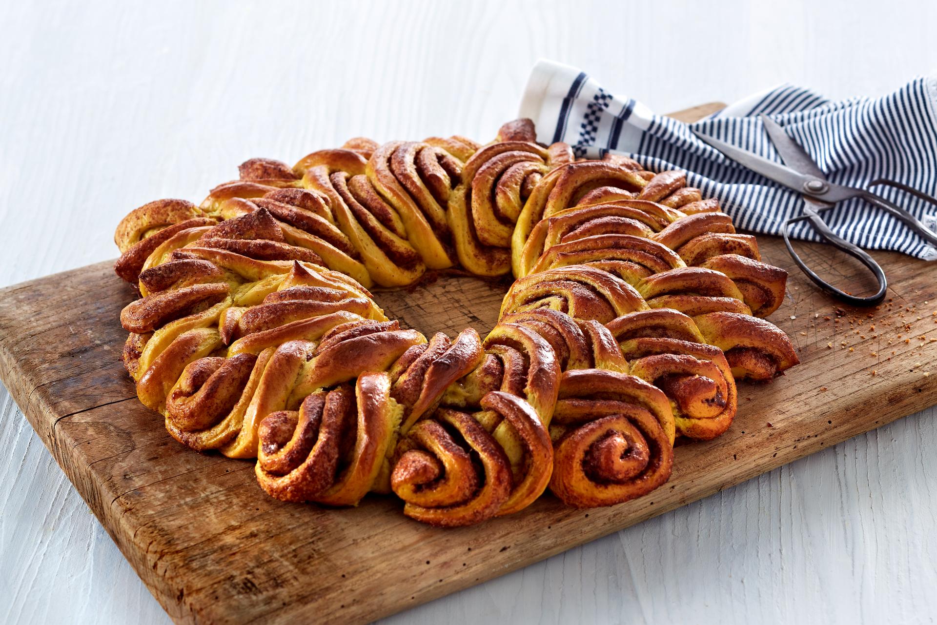 Klippekrans med kanel på en fjøl