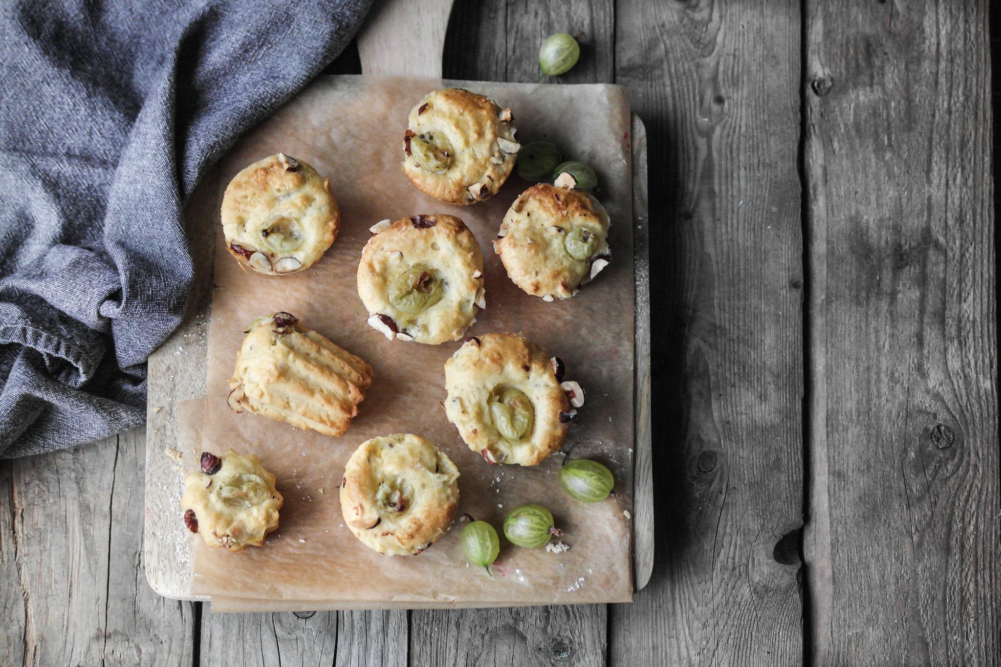 Boller med stikkelsbær og hasselnøtter som ligger på et trefat