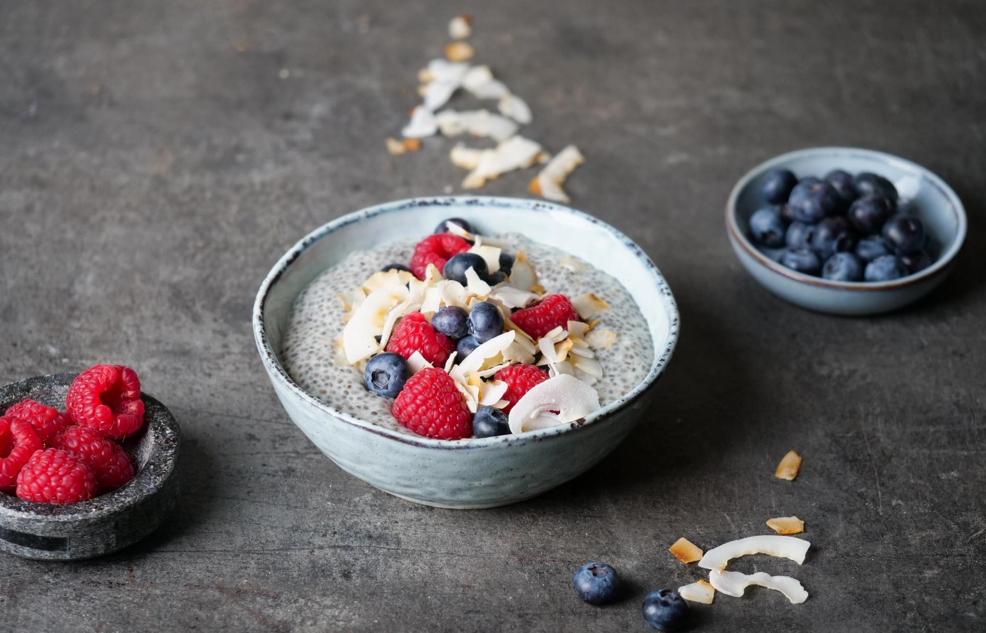 En bolle med chiagrøt toppet med bær og kokosflak