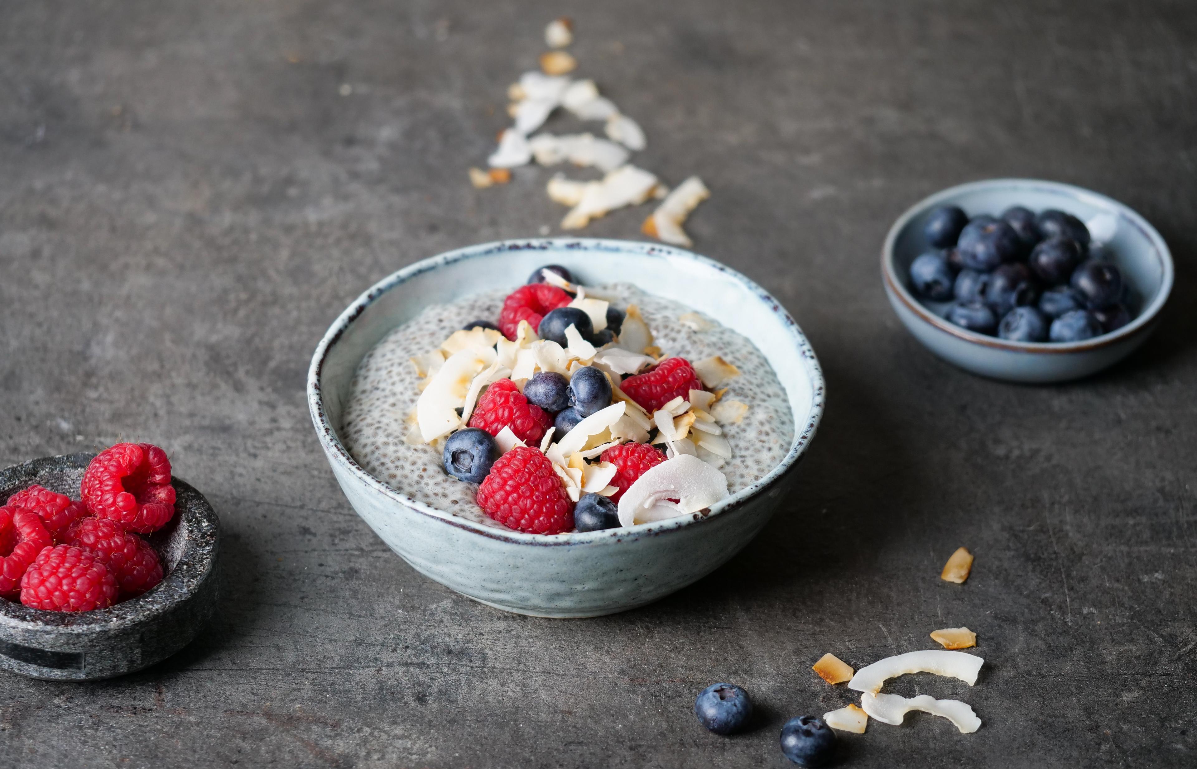 En bolle med chiagrøt toppet med bær og kokosflak