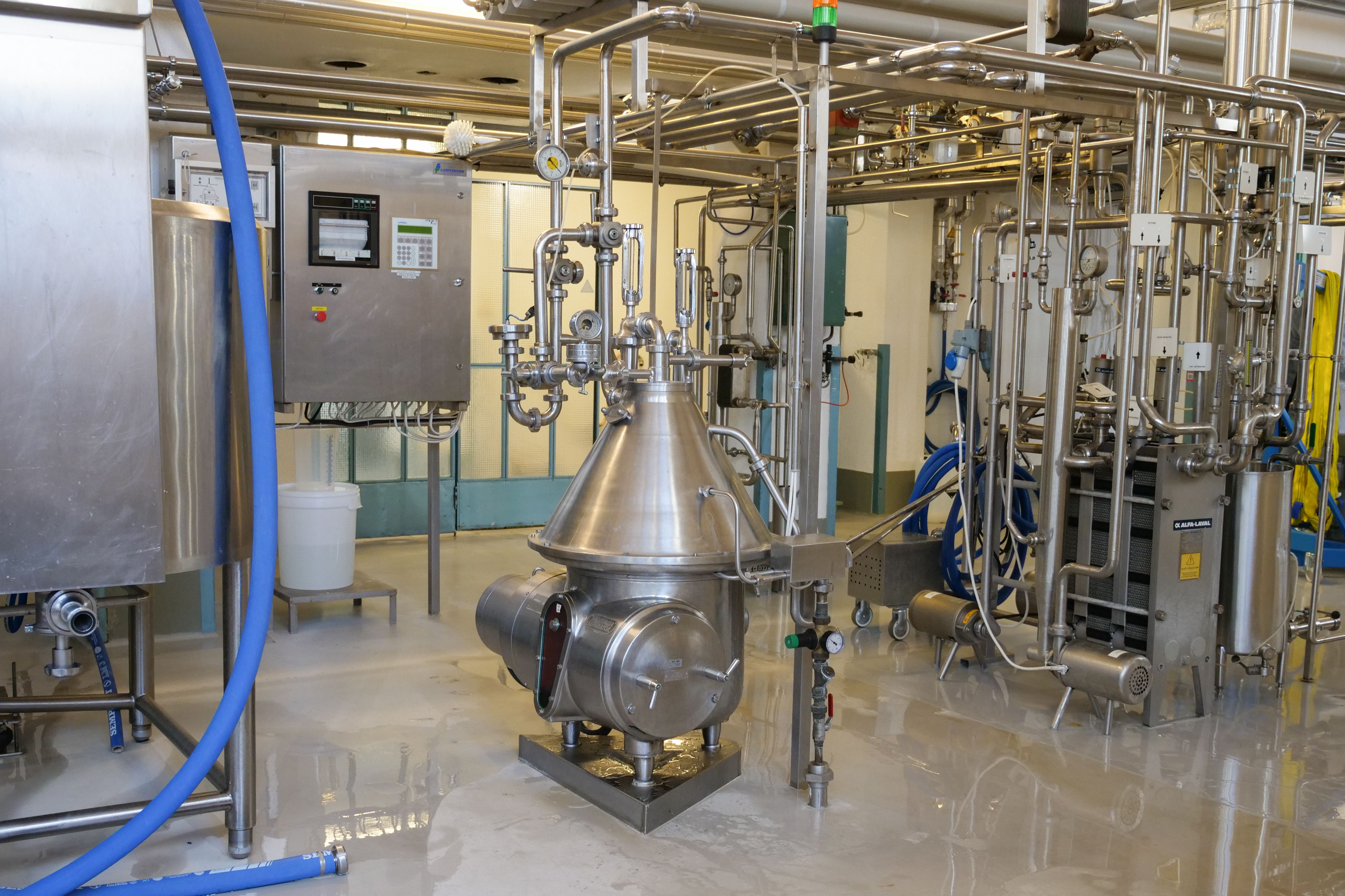 Melkelinje med separator og pasteur