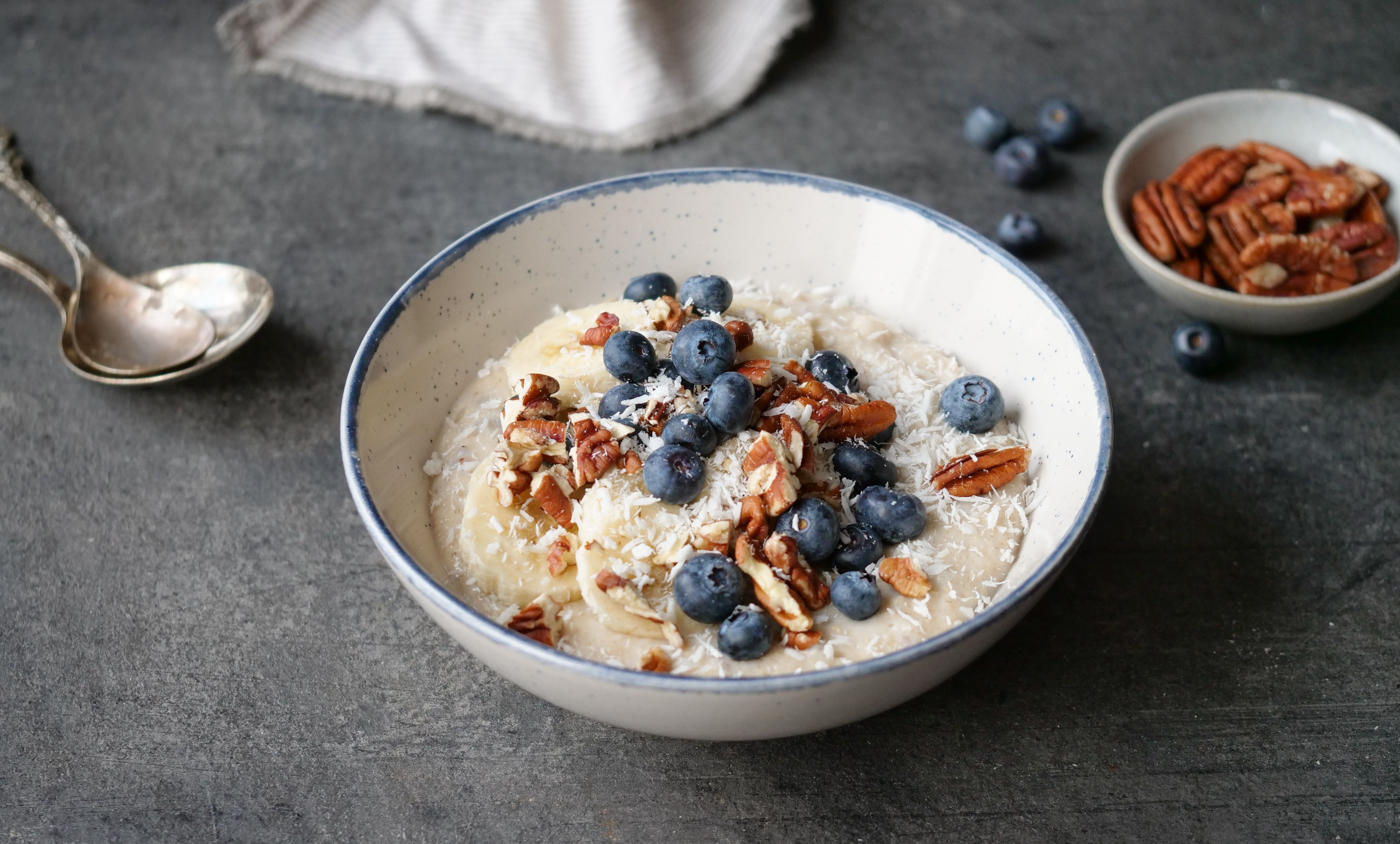 Frokostgrøt og et glass melk